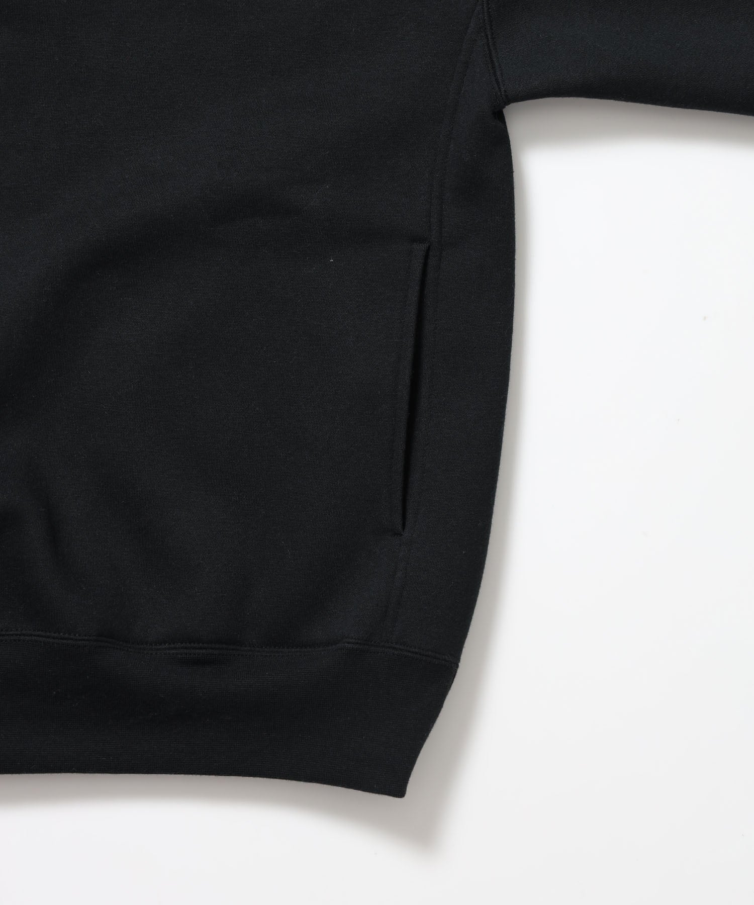 BD SWEAT SNAP P/O / スウェット ハイネック ボタン 裏起毛 ワンポイント刺繍 ユニセックス ブラック