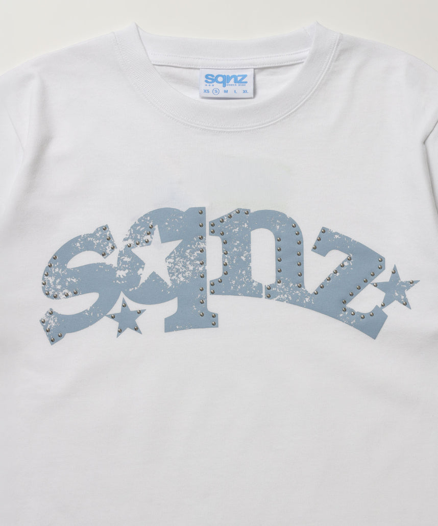※WEB限定 / ユニセックス / ロゴ加工風スタッズ半袖Tシャツ / sqnz studs faint logo tee / ホワイト