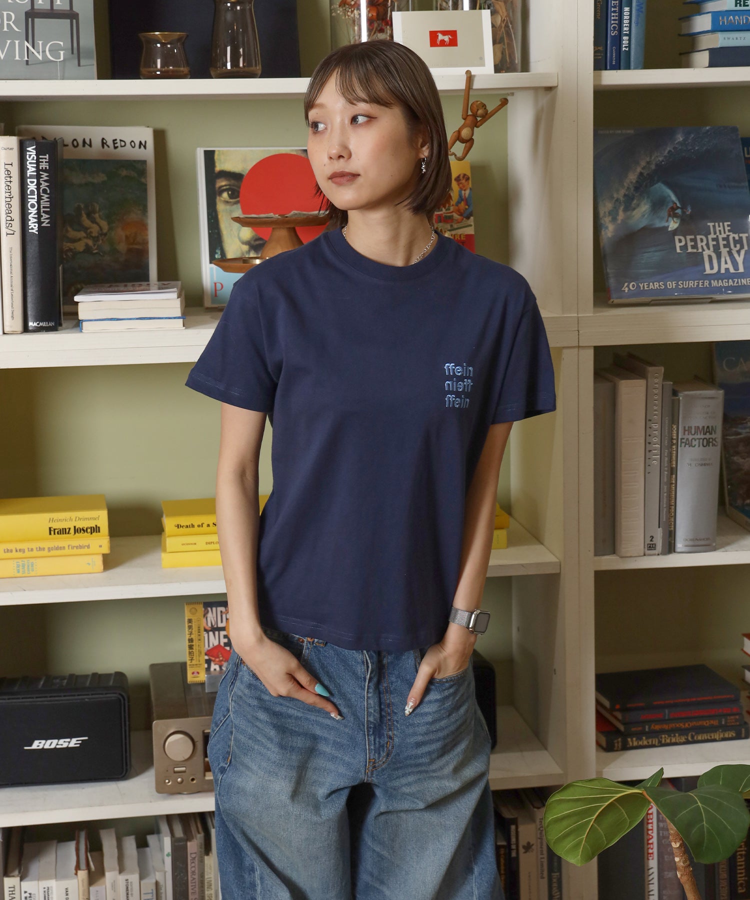 ワンポイント3段ロゴ刺繍ショート丈Tシャツ / Tシャツ クルーネック 半袖 刺繍 ワンポイント シンプル 【短丈】 ネイビー