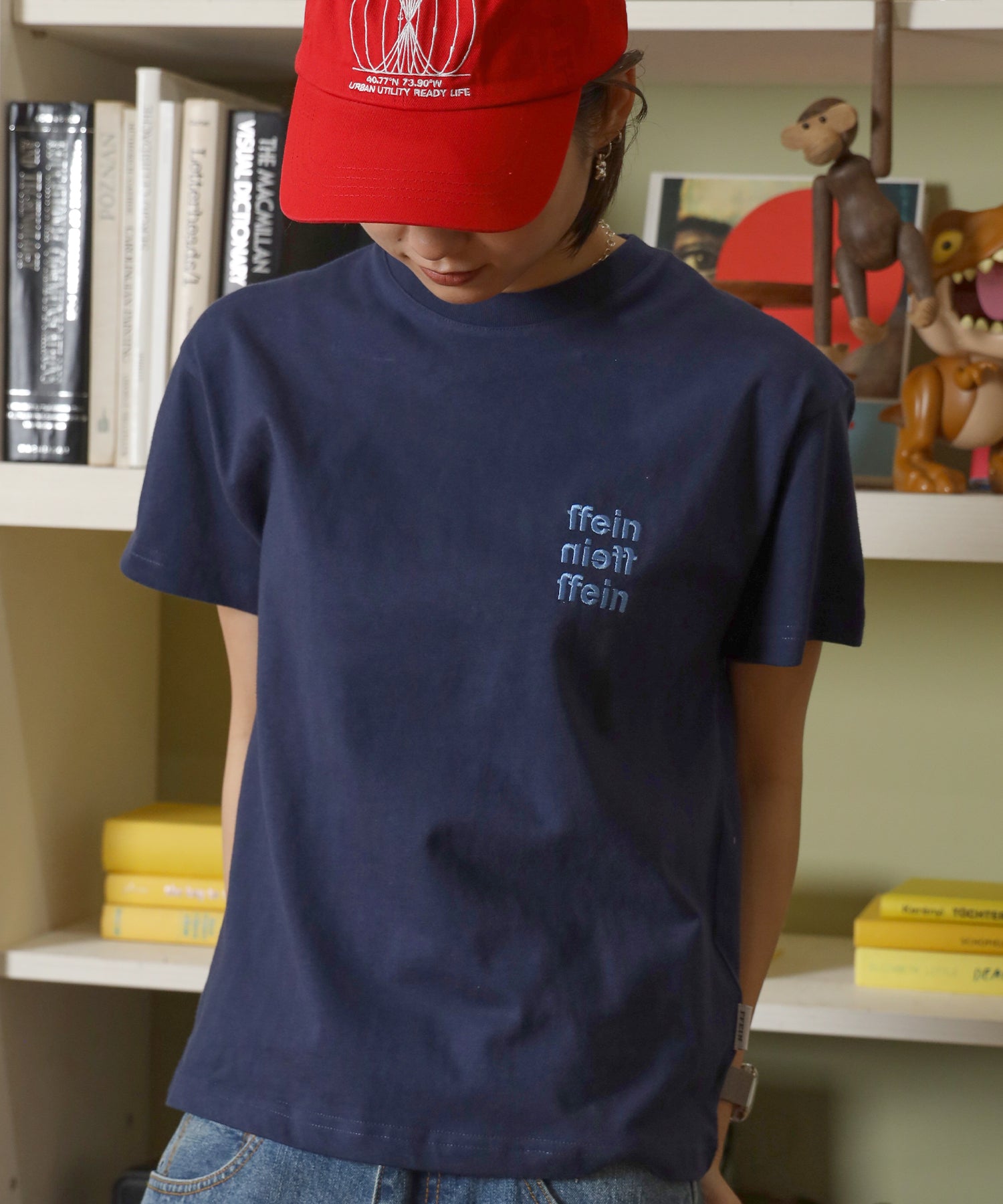 ワンポイント3段ロゴ刺繍ショート丈Tシャツ / Tシャツ クルーネック 半袖 刺繍 ワンポイント シンプル 【短丈】 ネイビー