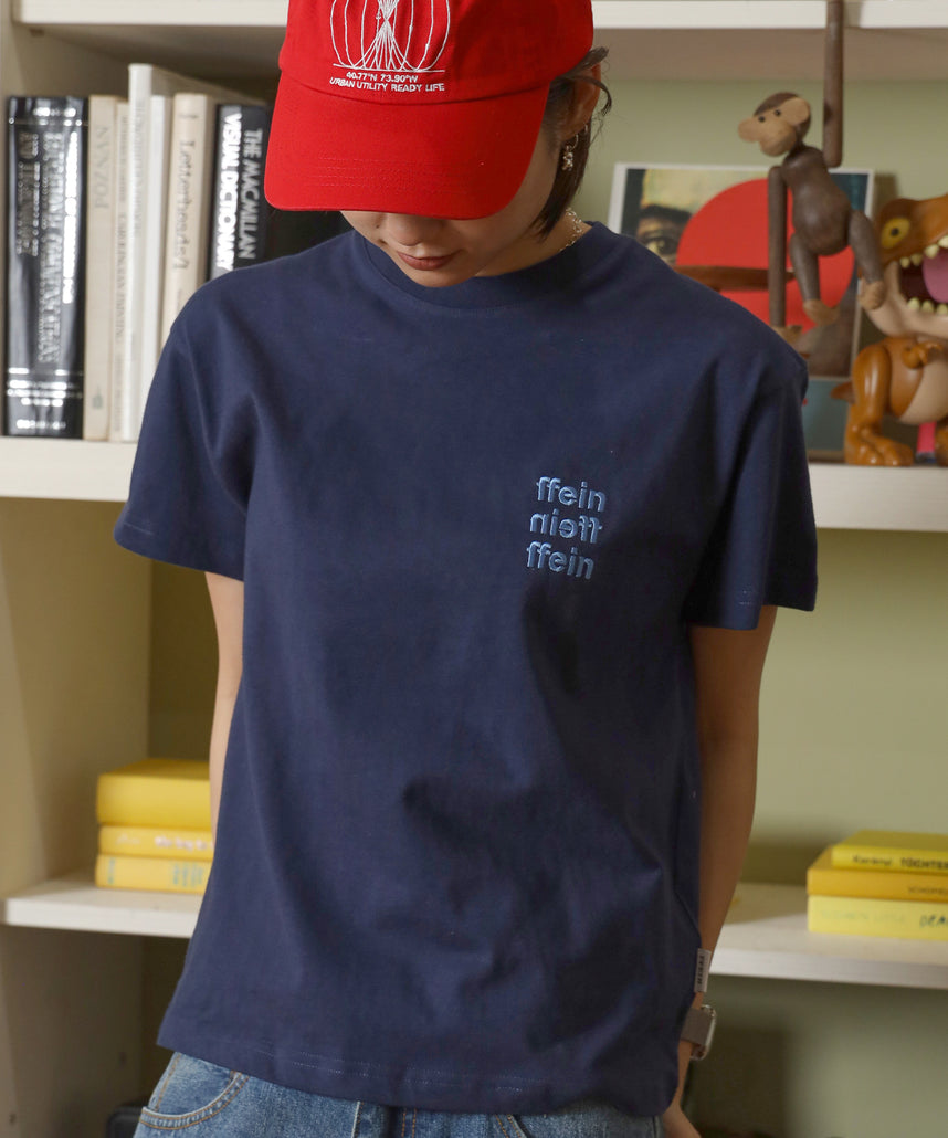ワンポイント3段ロゴ刺繍ショート丈Tシャツ / Tシャツ クルーネック 半袖 刺繍 ワンポイント シンプル 【短丈】 ネイビー