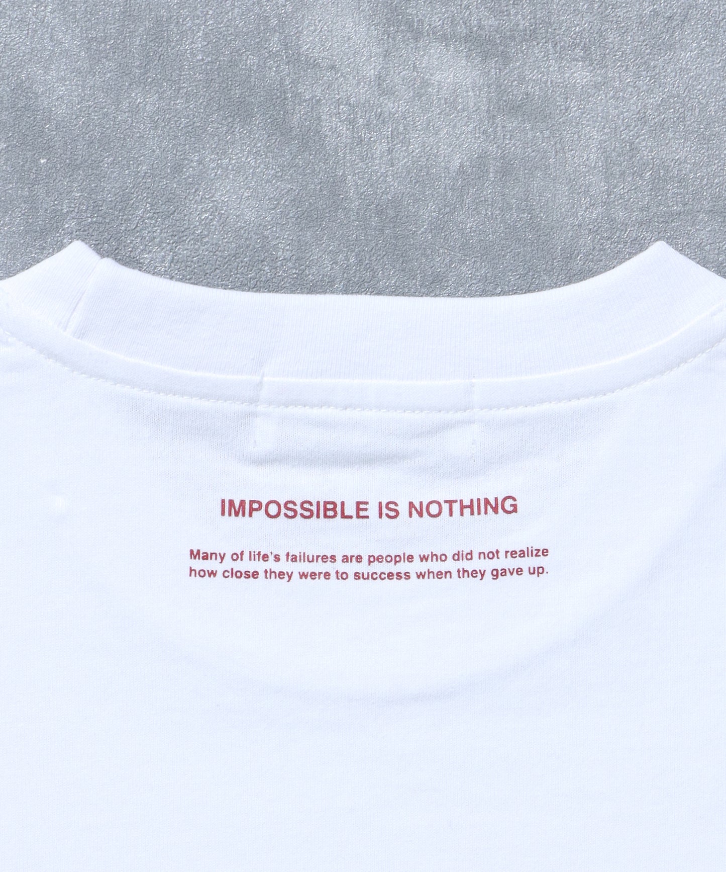 メッセージロゴショート丈Tシャツ / ぼかしロゴ Tシャツ 短丈 クルーネック 半袖 ホワイト×レッド