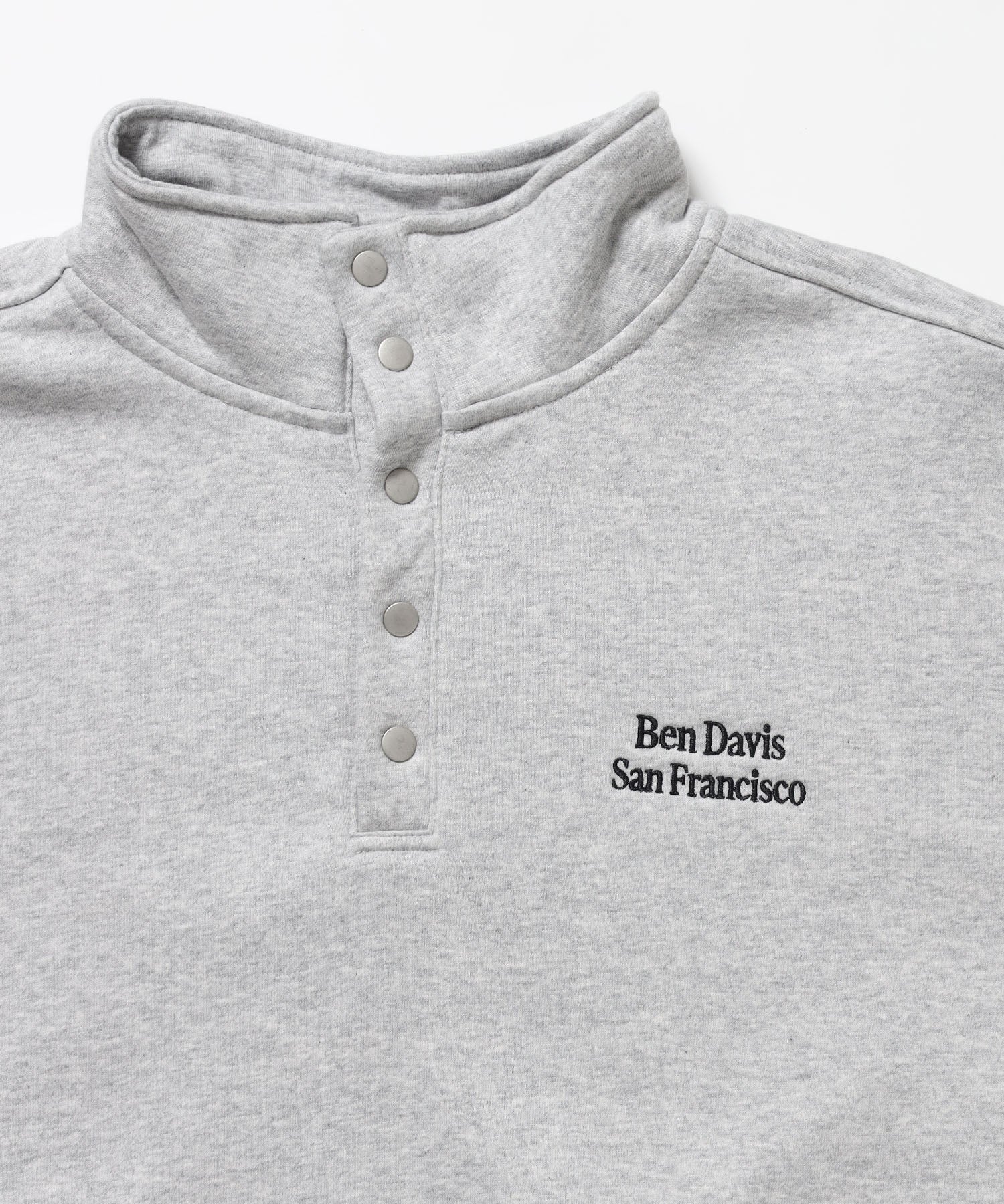 BD SWEAT SNAP P/O / スウェット ハイネック ボタン 裏起毛 ワンポイント刺繍 ユニセックス グレー