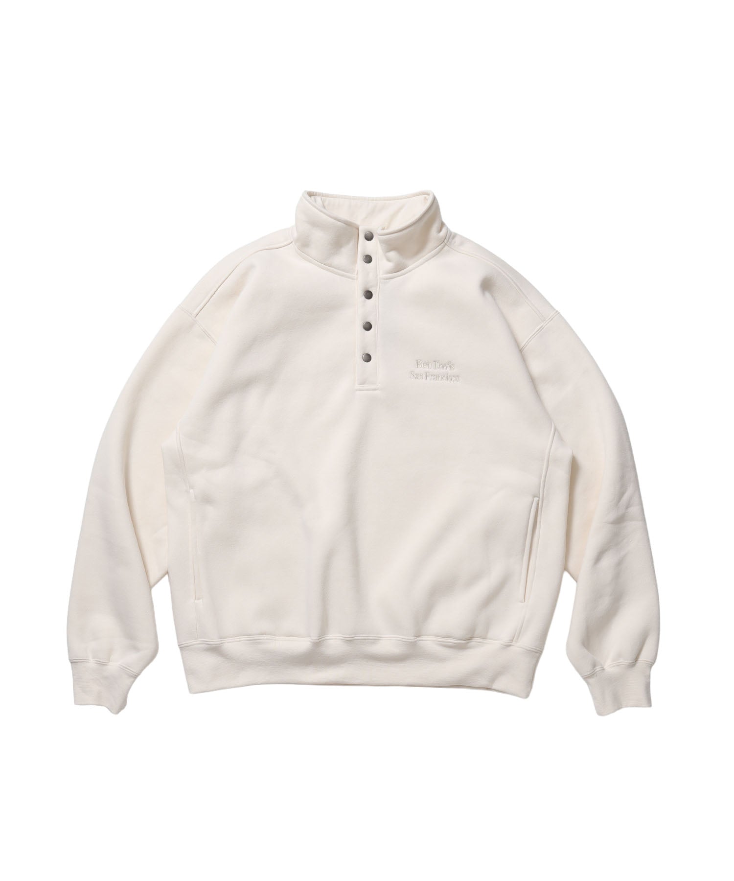 BD SWEAT SNAP P/O / スウェット ハイネック ボタン 裏起毛 ワンポイント刺繍 ユニセックス オフホワイト