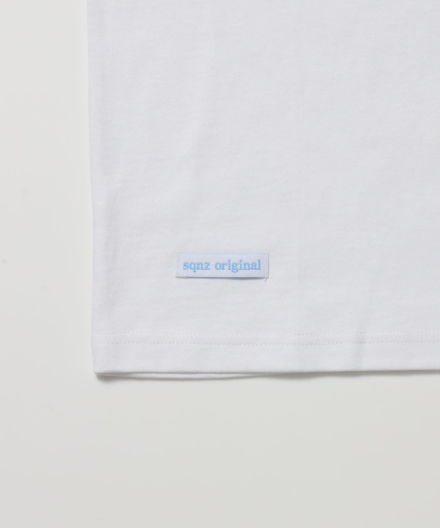 ※WEB限定 / ユニセックス / ロゴ加工風スタッズ半袖Tシャツ / sqnz studs faint logo tee / ホワイト