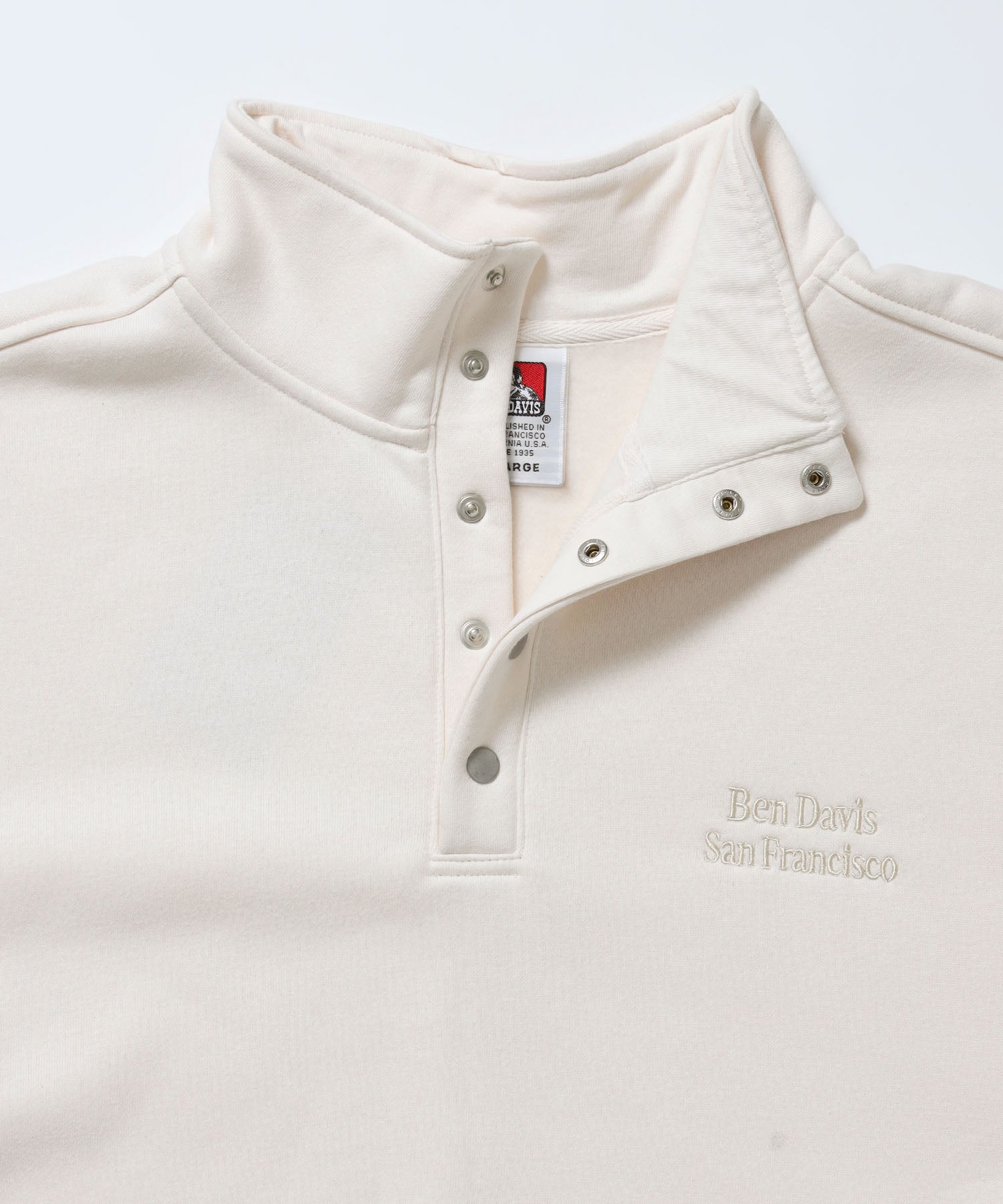 BD SWEAT SNAP P/O / スウェット ハイネック ボタン 裏起毛 ワンポイント刺繍 ユニセックス オフホワイト