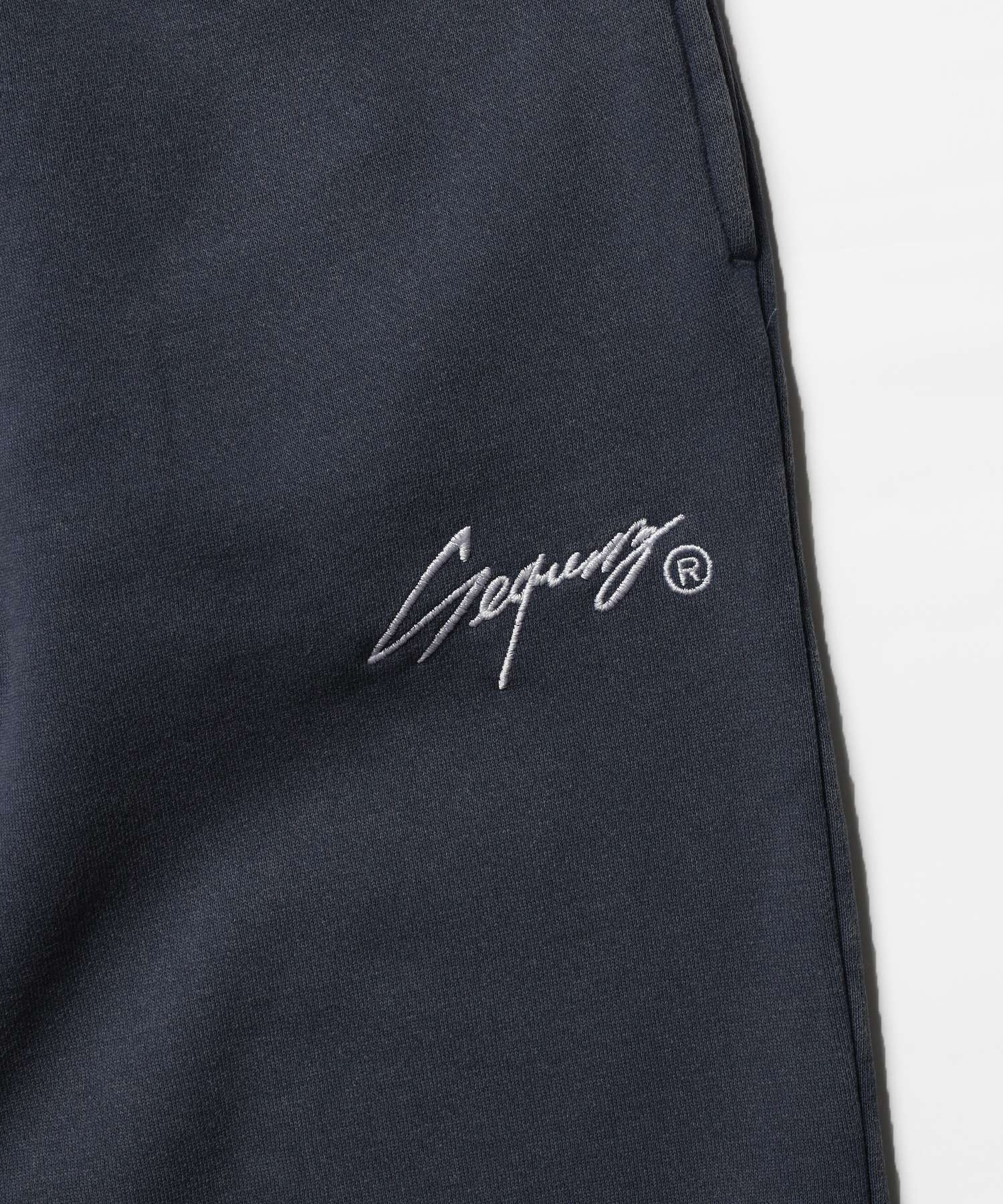 【SEQUENZ】 WORK AGING SWEAT PANTS / ワンポイント ロゴ 刺繍 ワイド スウェット パンツ ブルーグレー