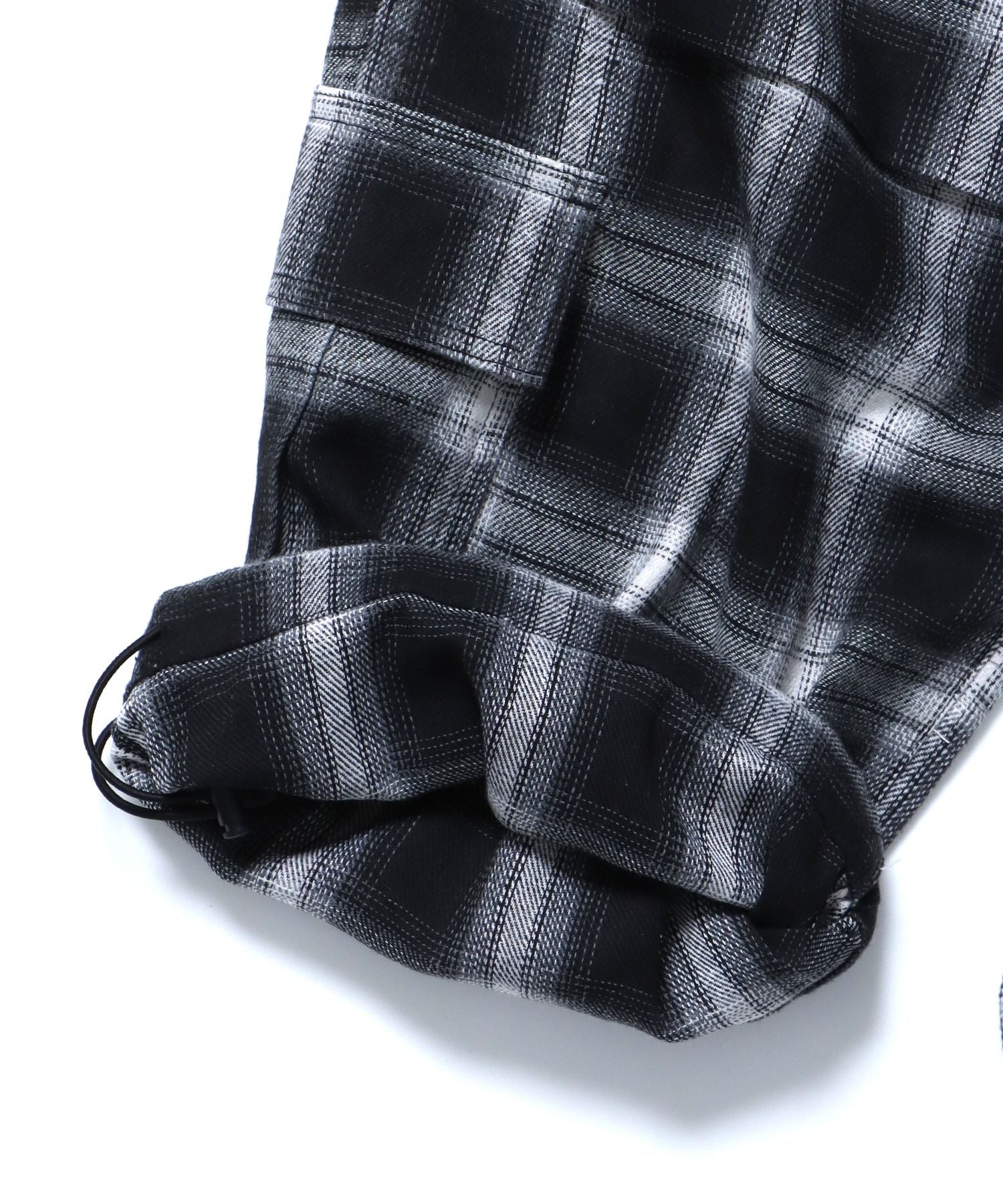 【SEQUENZ】 OMBLE UTILITY CARGO PANTS / オンブレチェック カーゴ ワイドシルエット パンツ ドローコード ブラック
