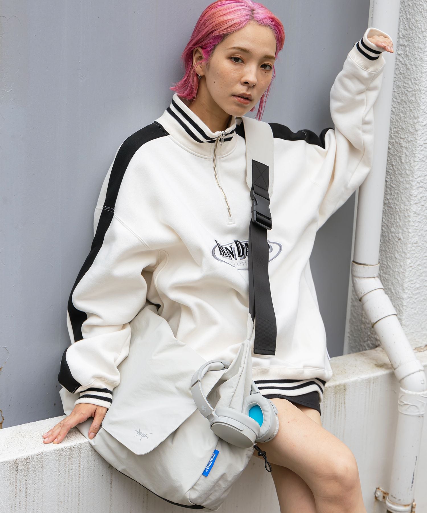 TECH SHOULDER BAG グレー