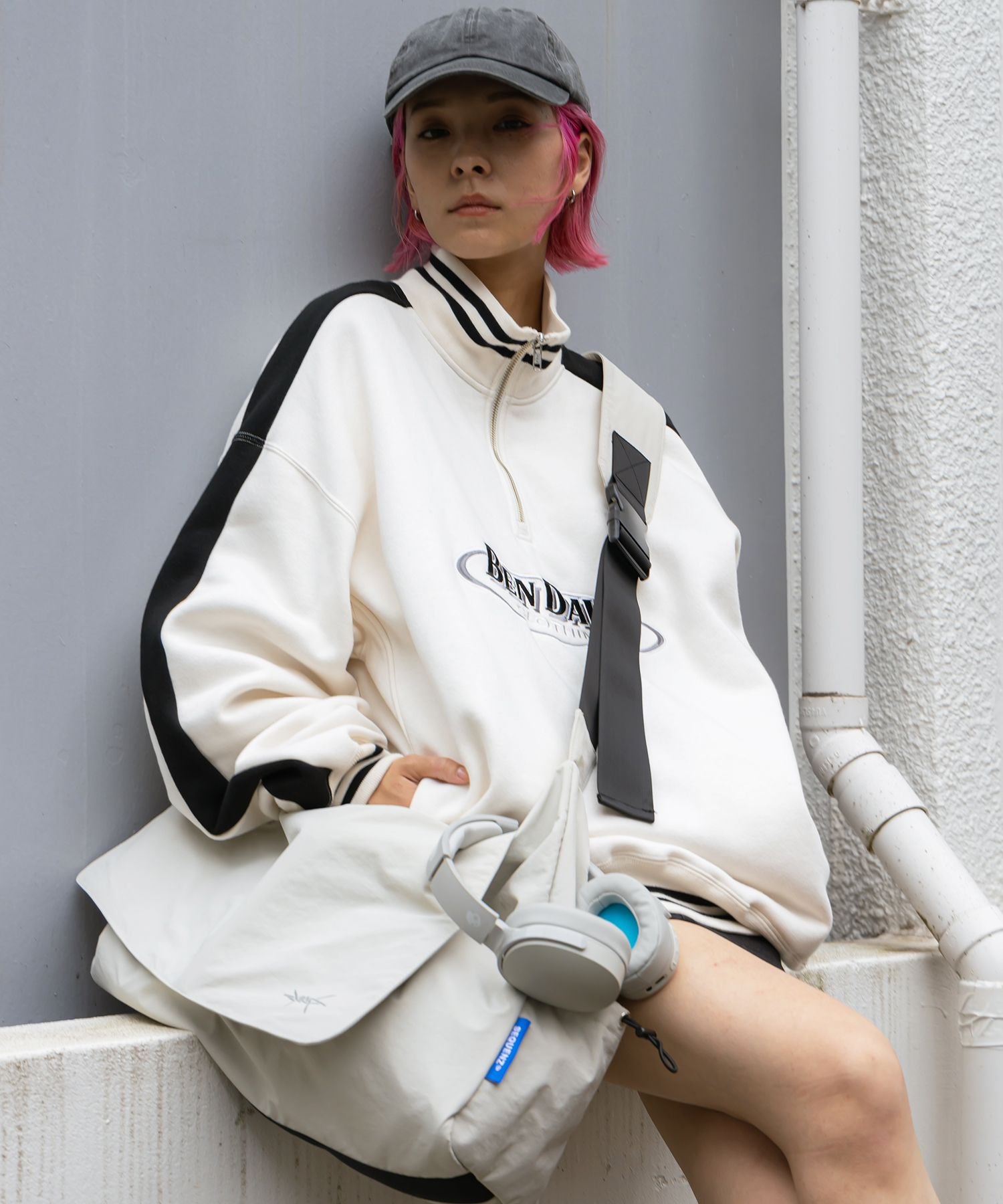 TECH SHOULDER BAG グレー