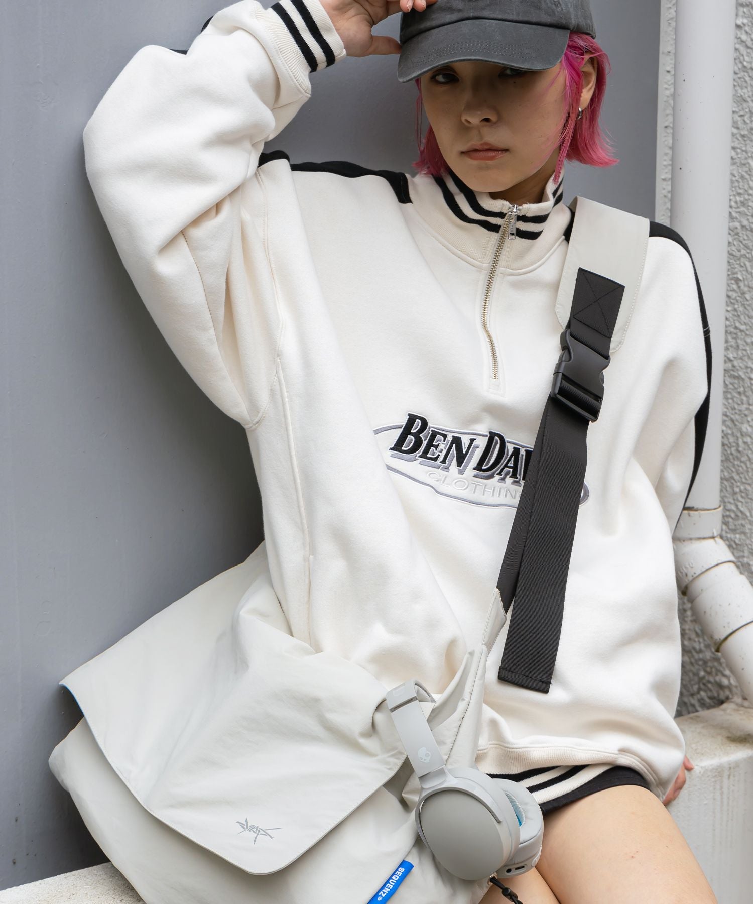 TECH SHOULDER BAG グレー