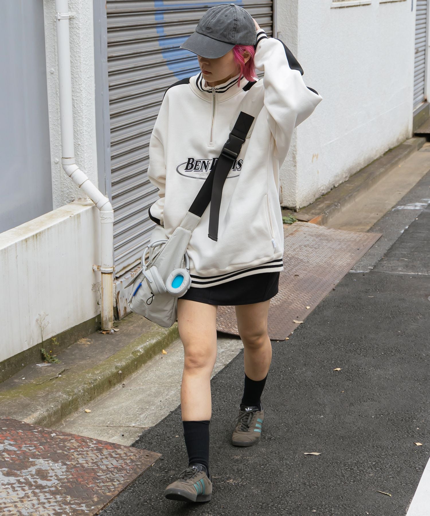 TECH SHOULDER BAG グレー