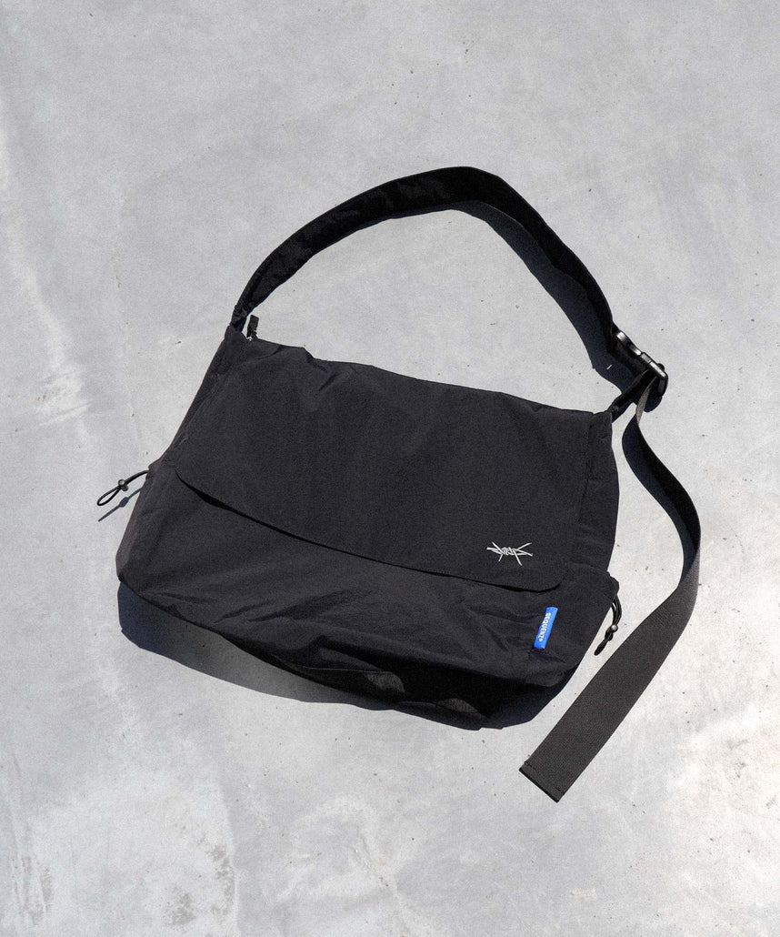 TECH SHOULDER BAG ブラック