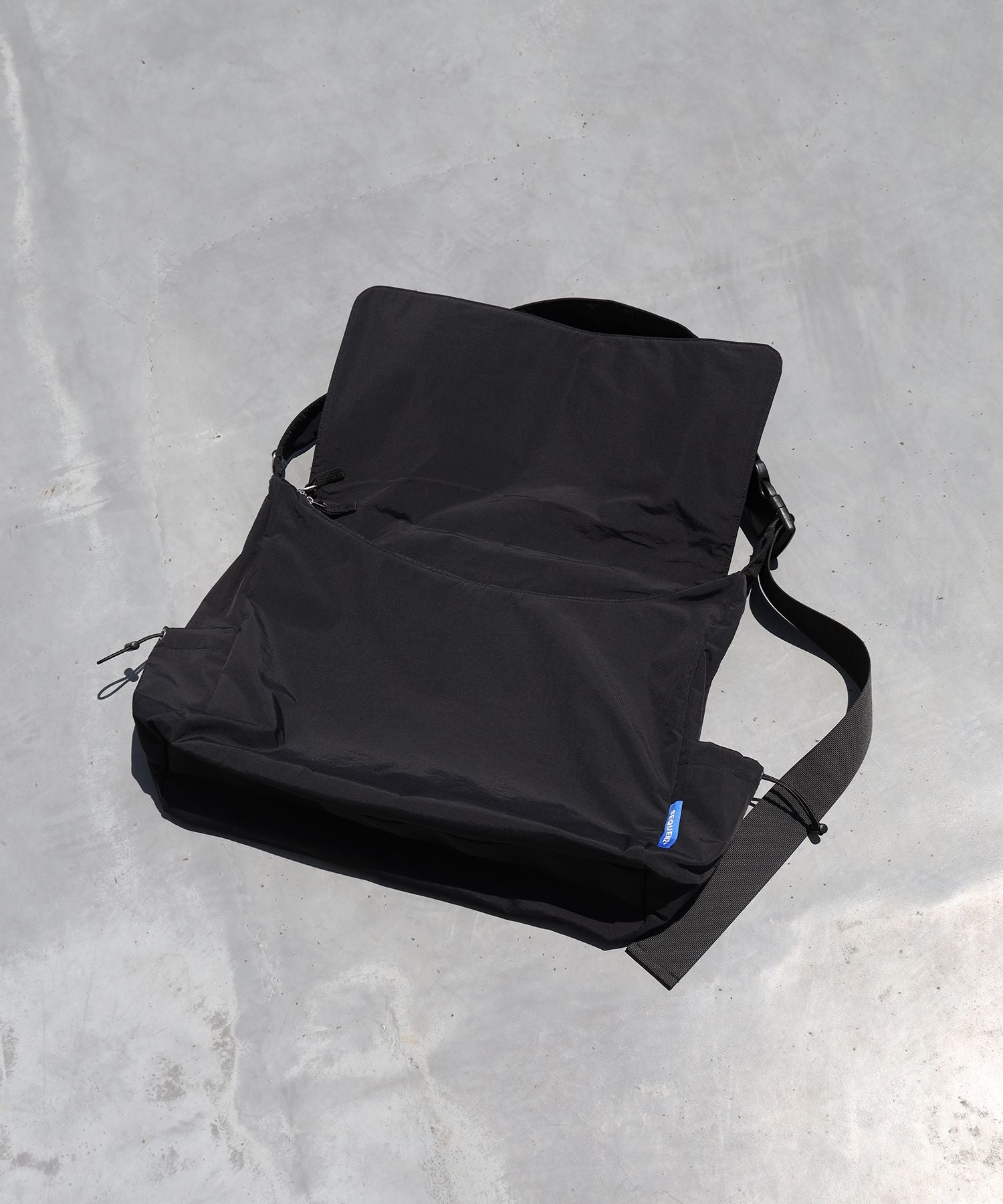 TECH SHOULDER BAG ブラック