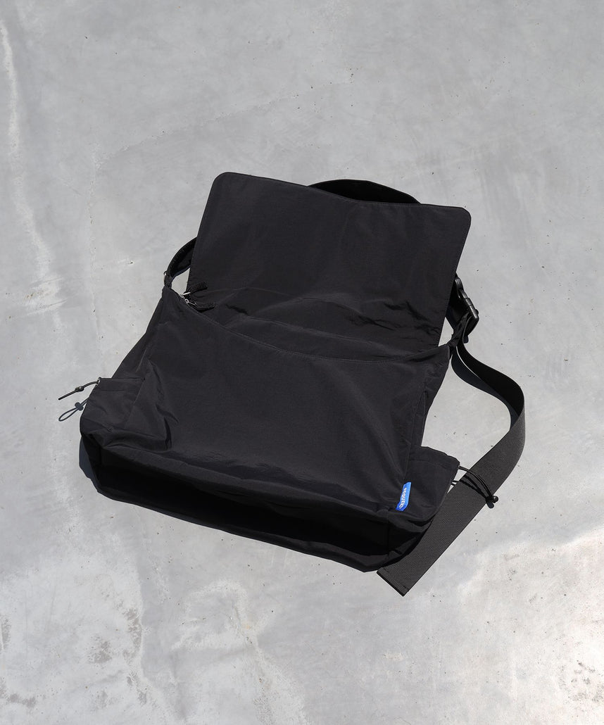 TECH SHOULDER BAG ブラック