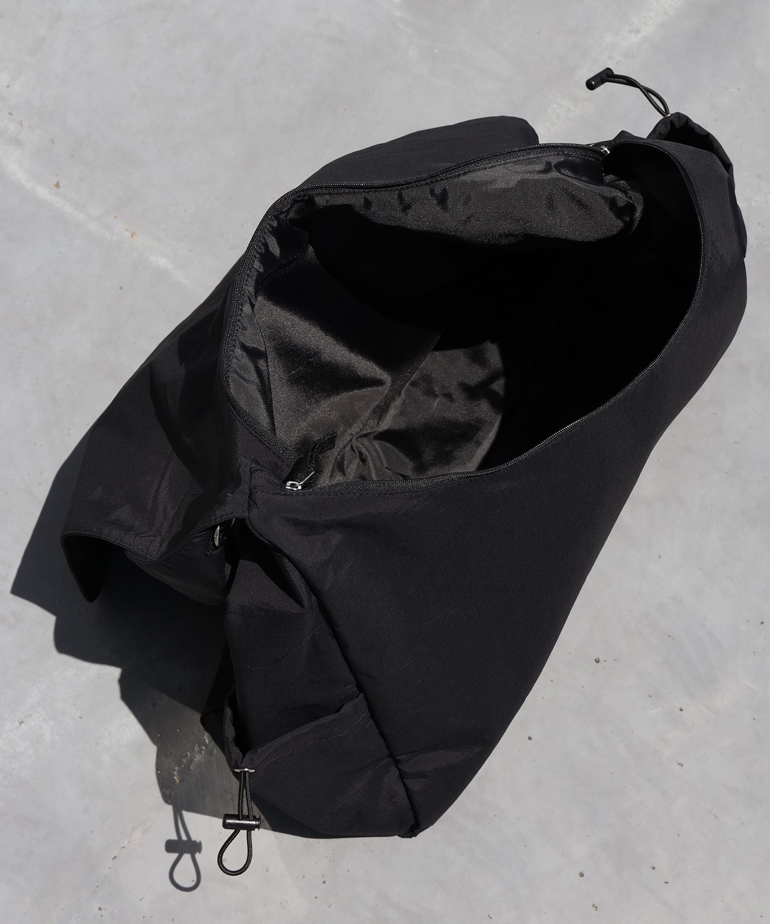 TECH SHOULDER BAG ブラック