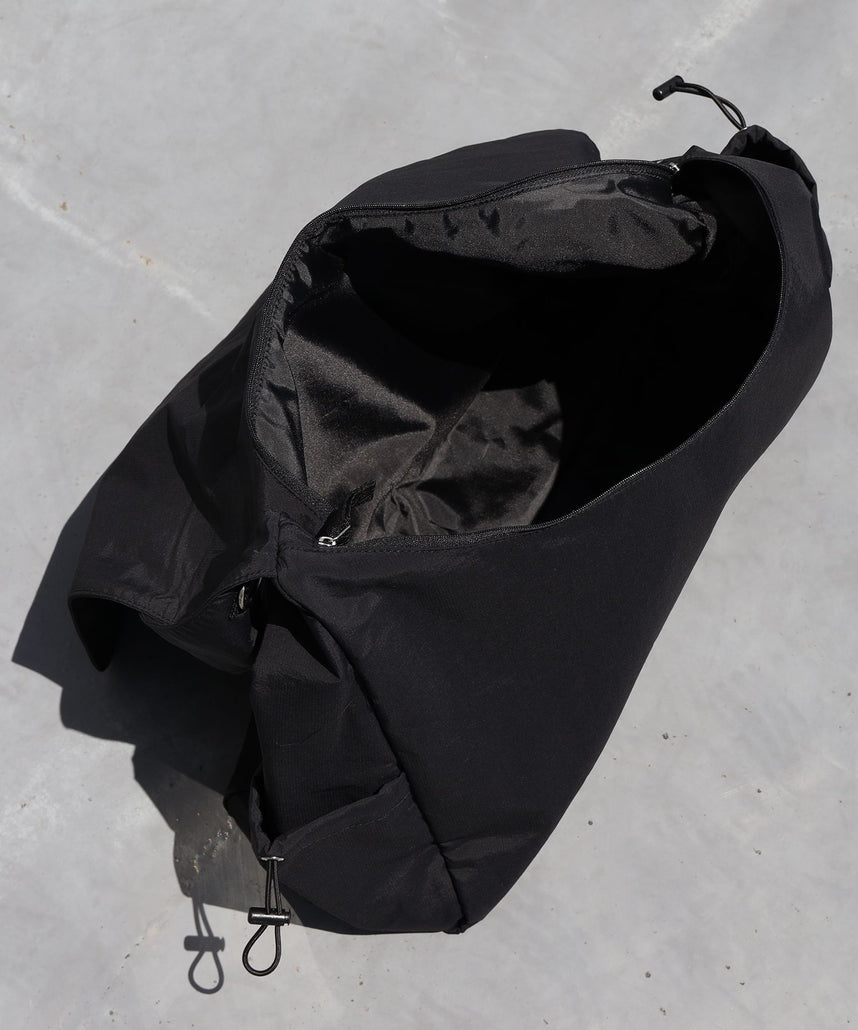 TECH SHOULDER BAG ブラック