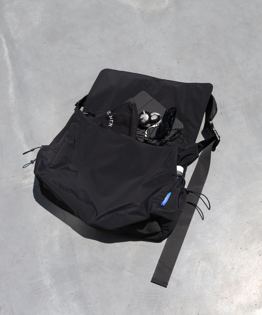 TECH SHOULDER BAG ブラック