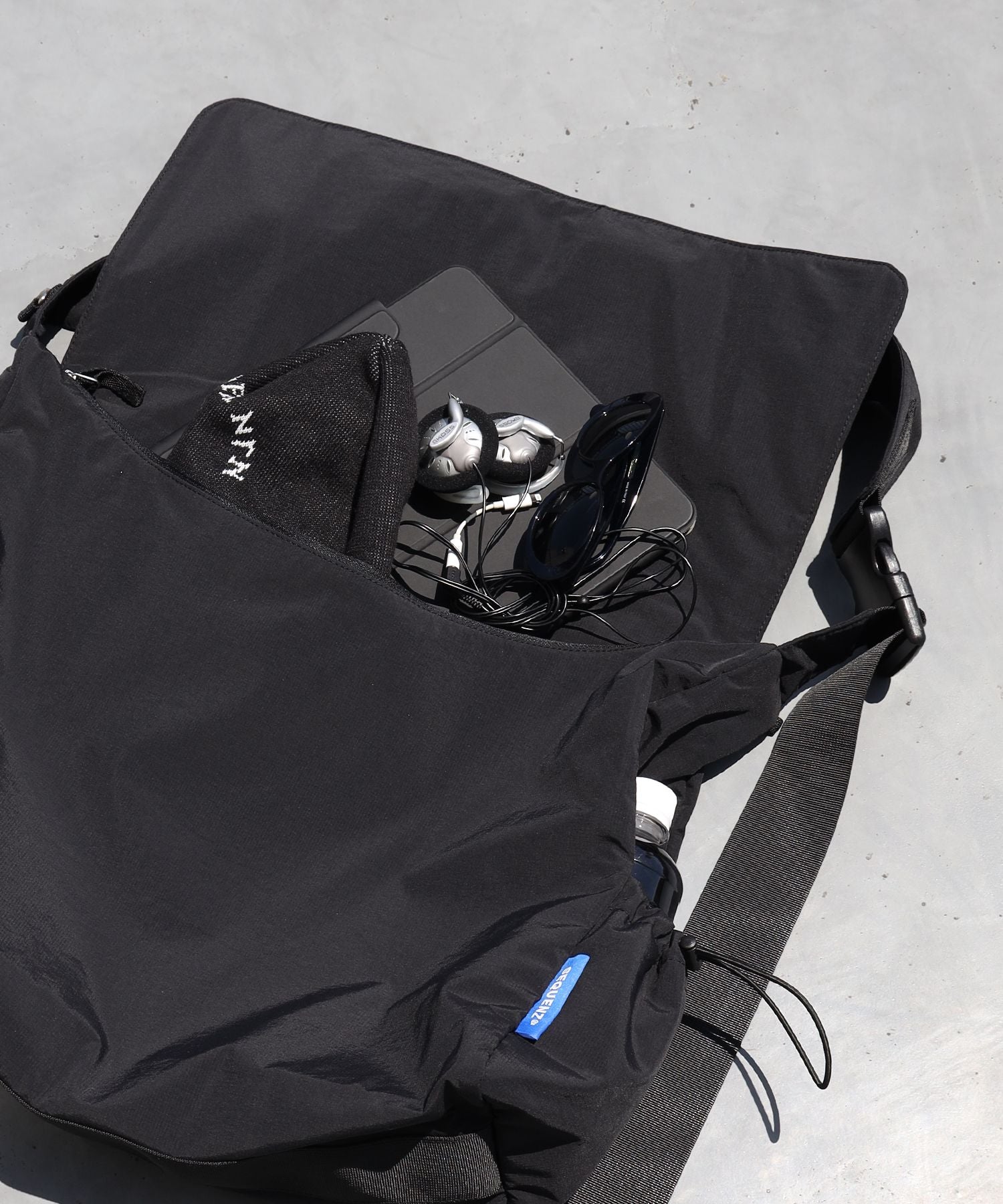 TECH SHOULDER BAG ブラック