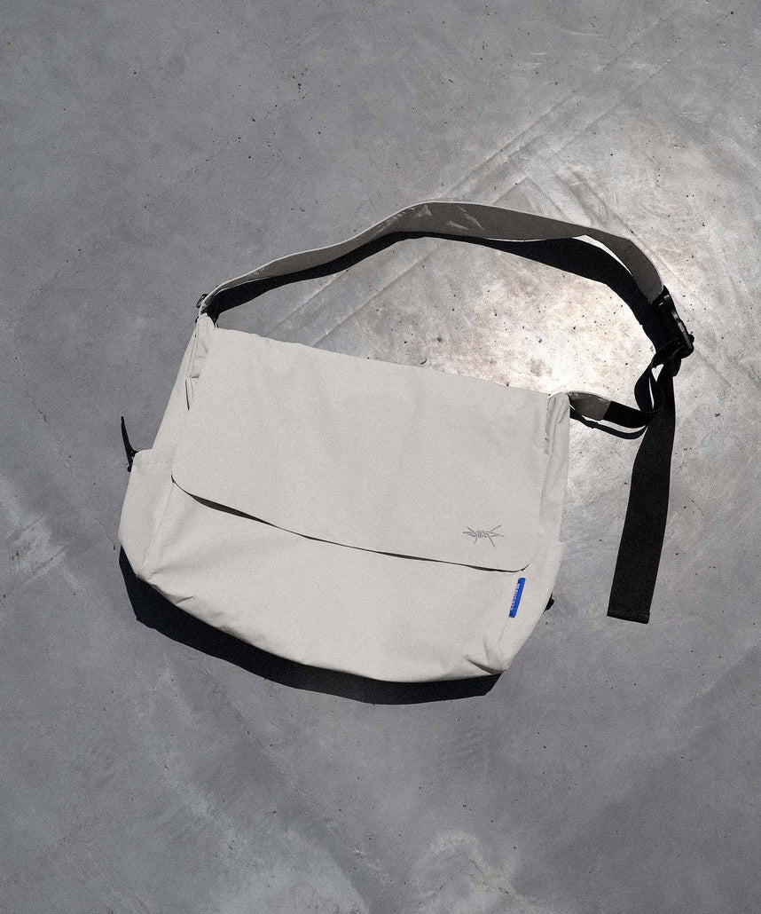 TECH SHOULDER BAG グレー