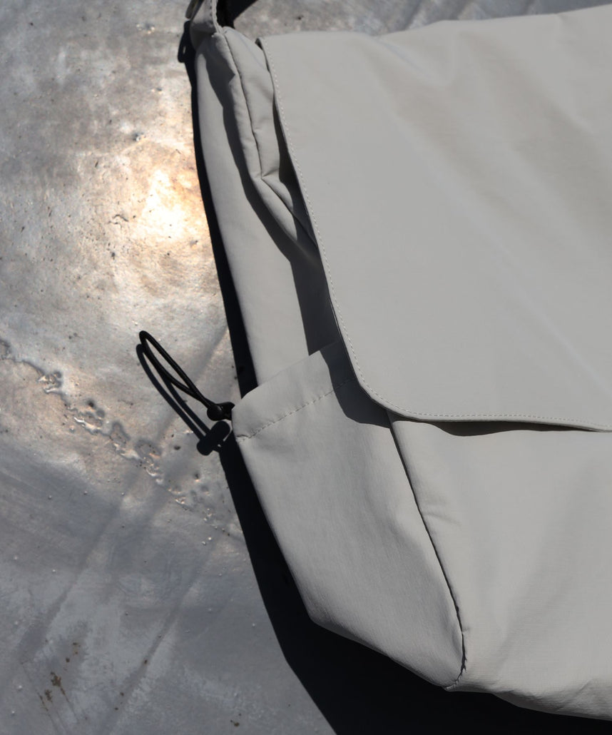 TECH SHOULDER BAG グレー