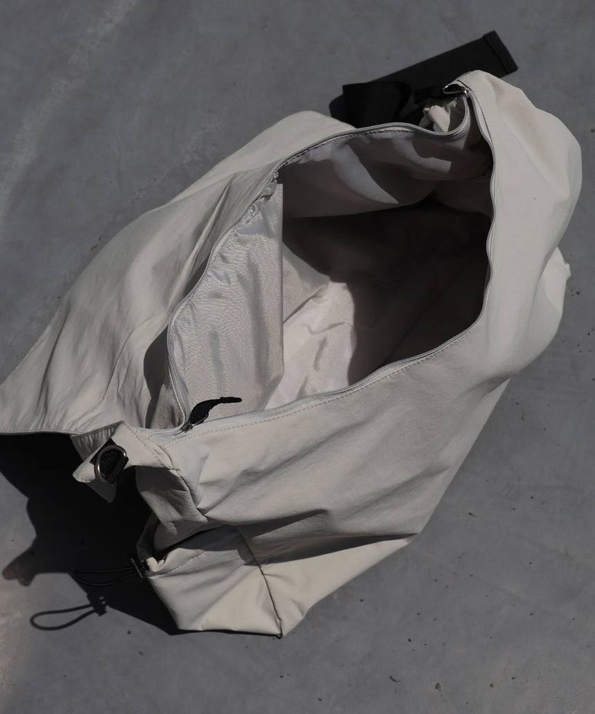 TECH SHOULDER BAG グレー