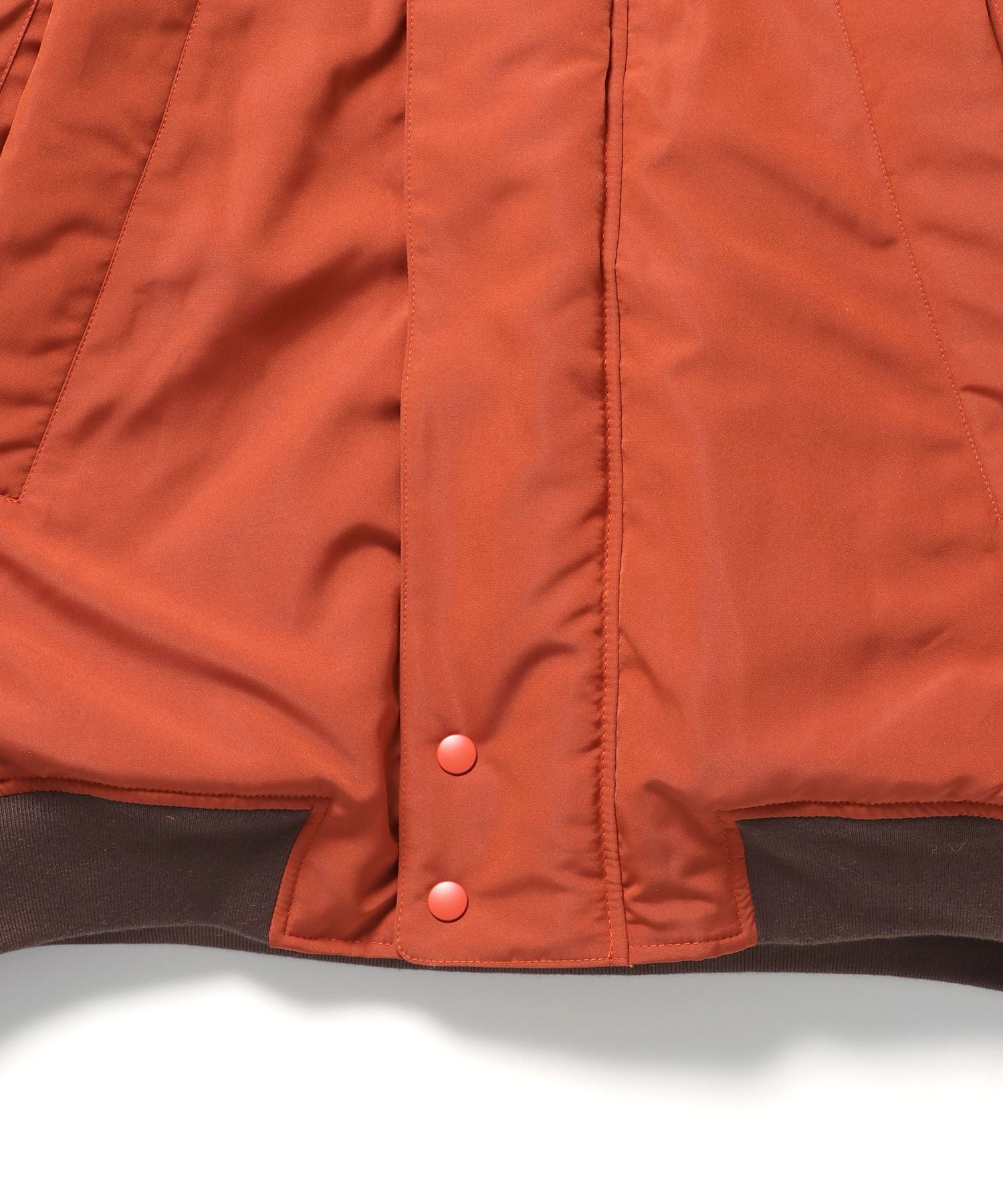 【BEN DAVIS(ベンデイビス)】 POLAR WORKERS JACKET / ワンポイント刺繍 フェイクダウン スタンドカラー 中綿ジャケット セーリングジャケット ダークオレンジ