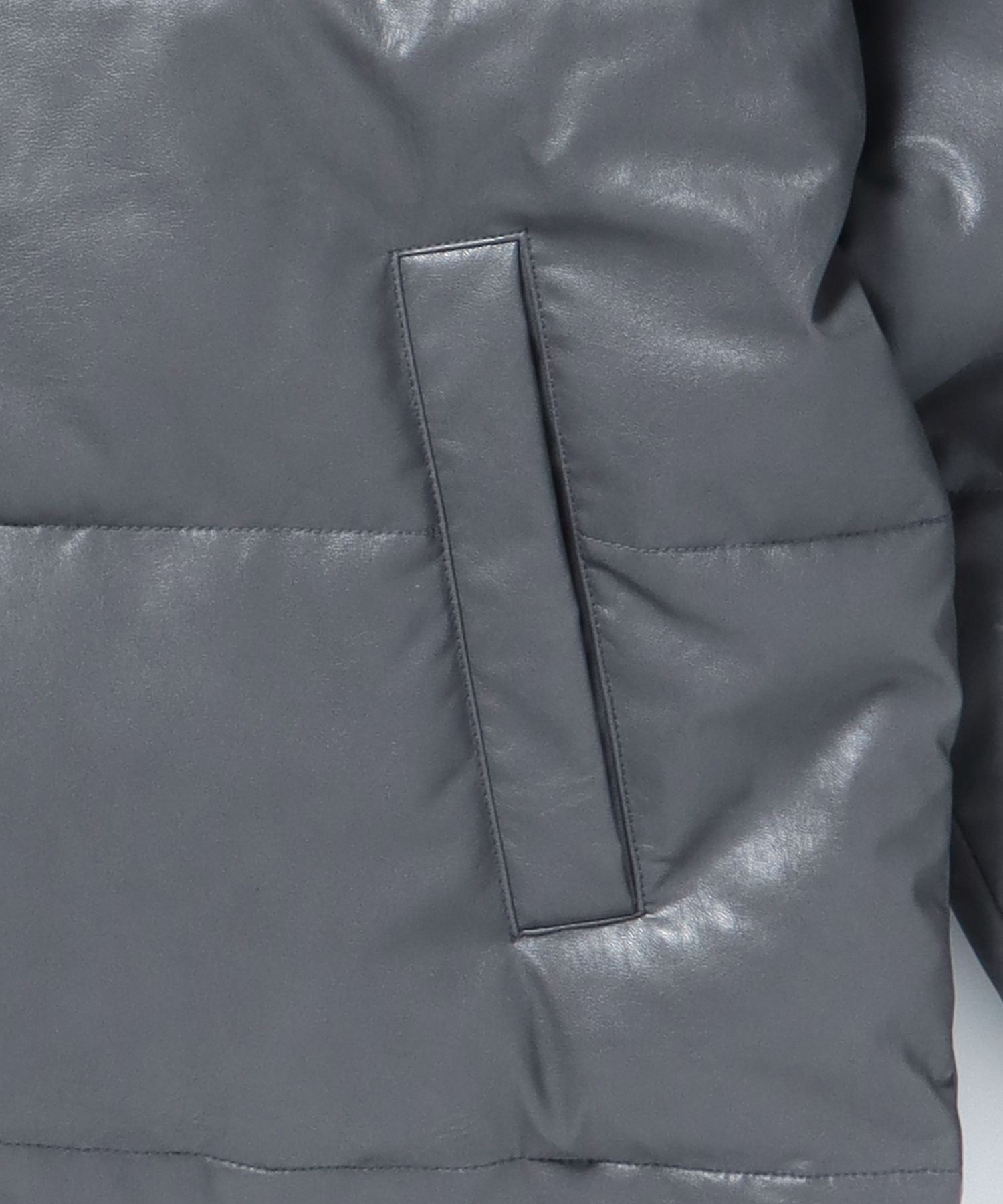 【BEN DAVIS(ベンデイビス)】 FAUX LEATHER PUFFER JACKET / ワンポイント刺繍 フェイクダウン スタンドカラー 中綿ジャケット パファージャケット ライトグレー