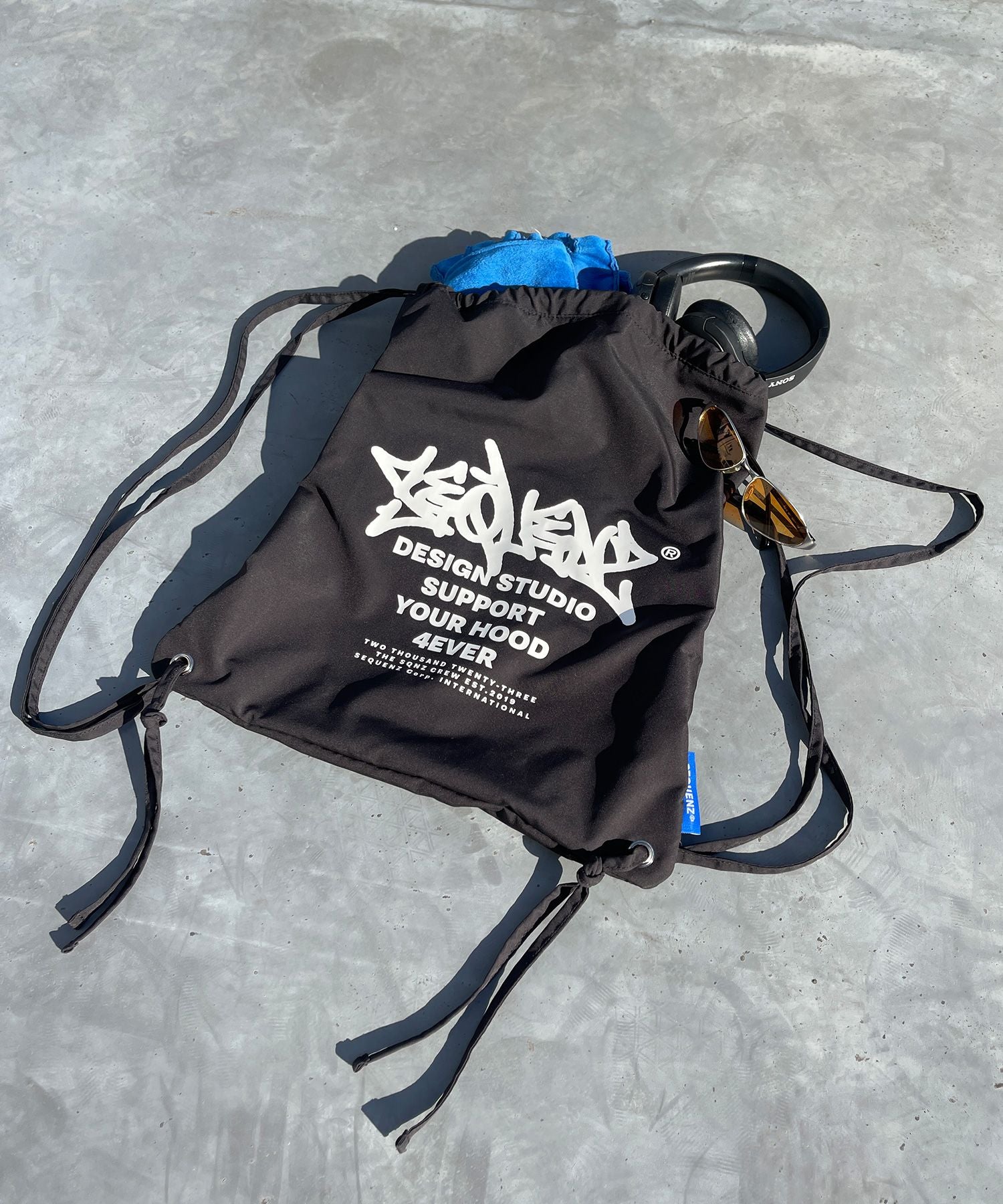 【SEQUENZ】2 FACE STRING KNAPSACK / リバーシブル テック ナップサック ブランドロゴ ブラック