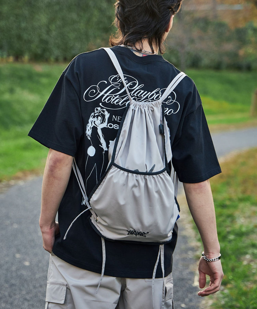 2 FACE STRING KNAPSACK / リバーシブル テック ナップサック ブランドロゴ サンドベージュ