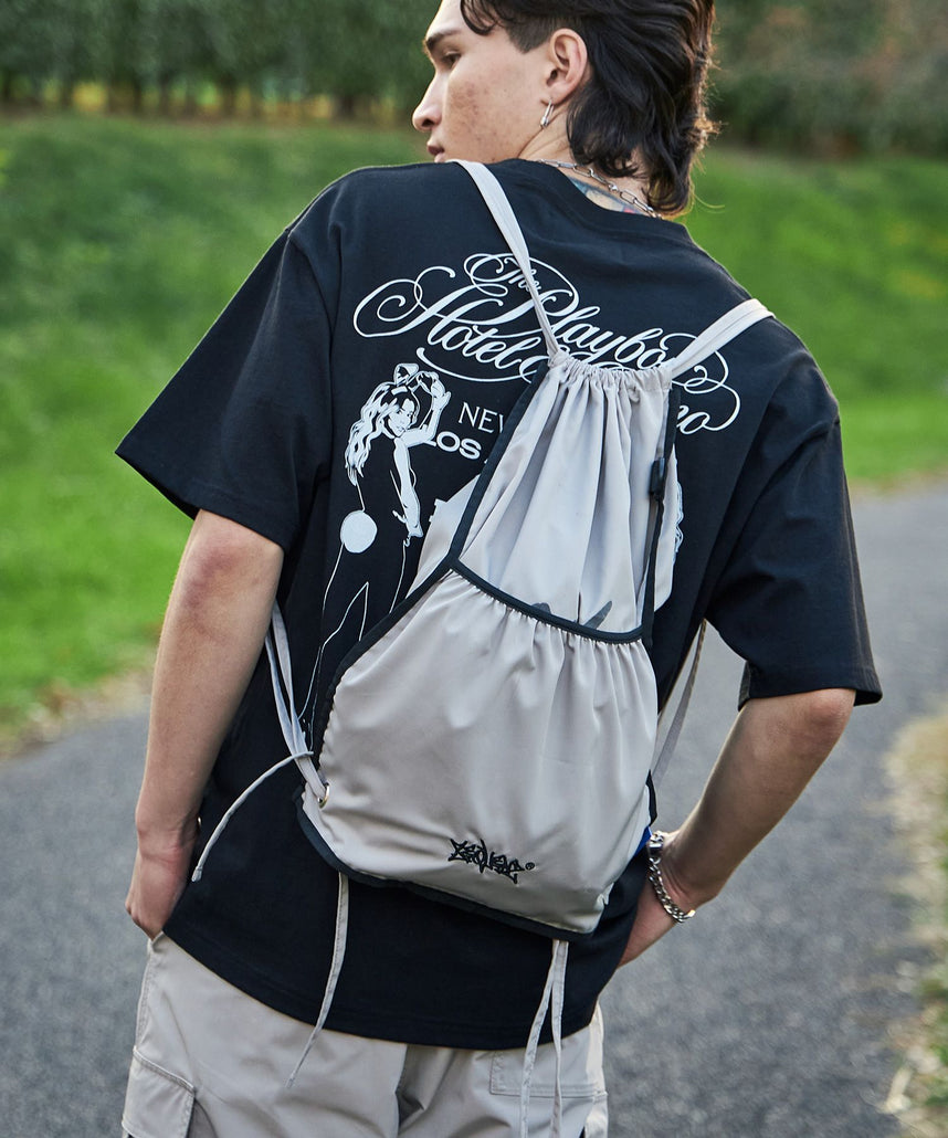 【SEQUENZ】2 FACE STRING KNAPSACK / リバーシブル テック ナップサック ブランドロゴ サンドベージュ