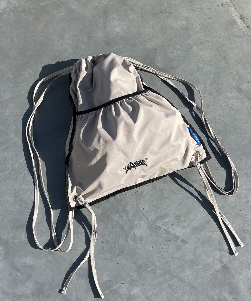 2 FACE STRING KNAPSACK / リバーシブル テック ナップサック ブランドロゴ サンドベージュ