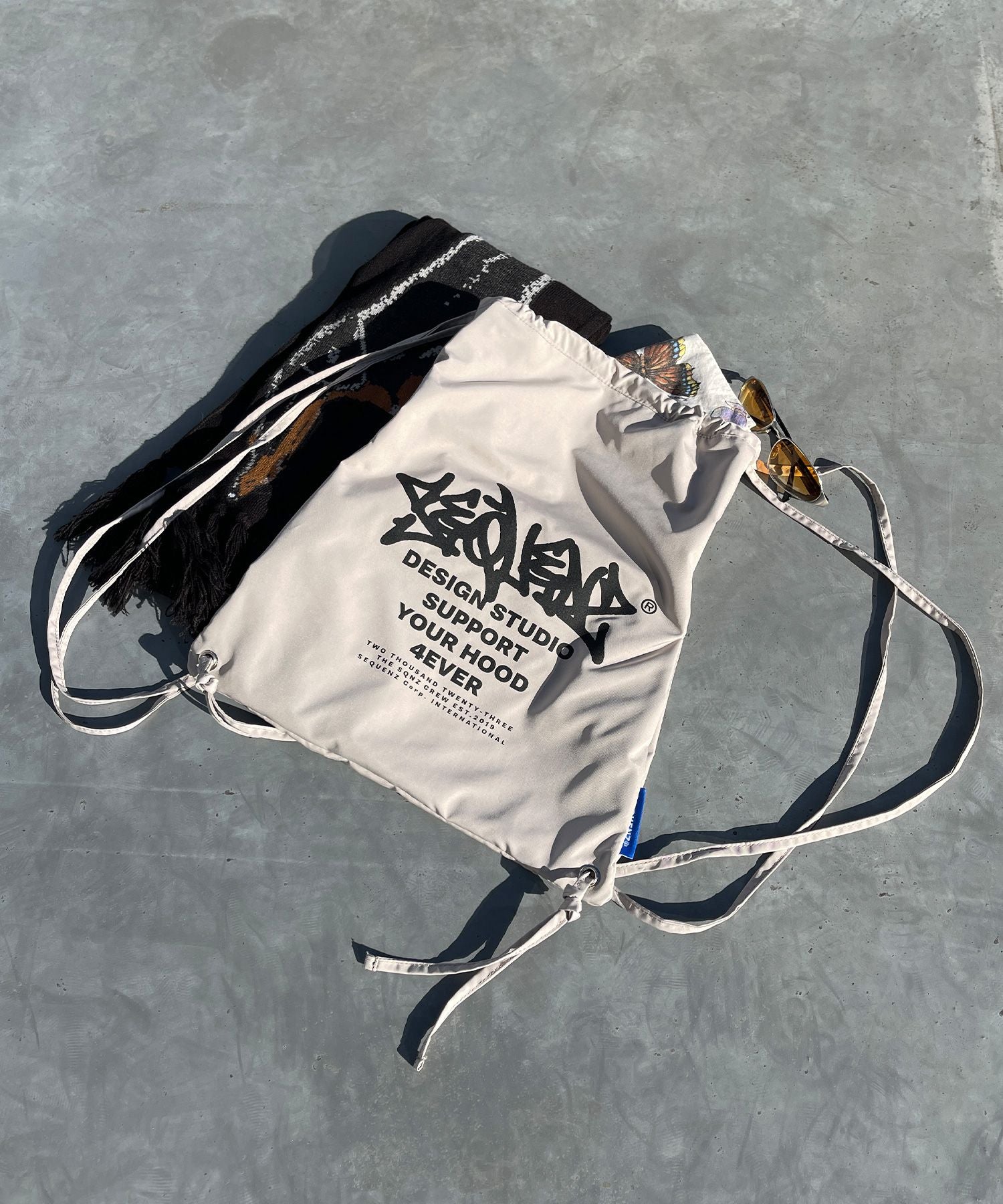 2 FACE STRING KNAPSACK / リバーシブル テック ナップサック ブランドロゴ サンドベージュ