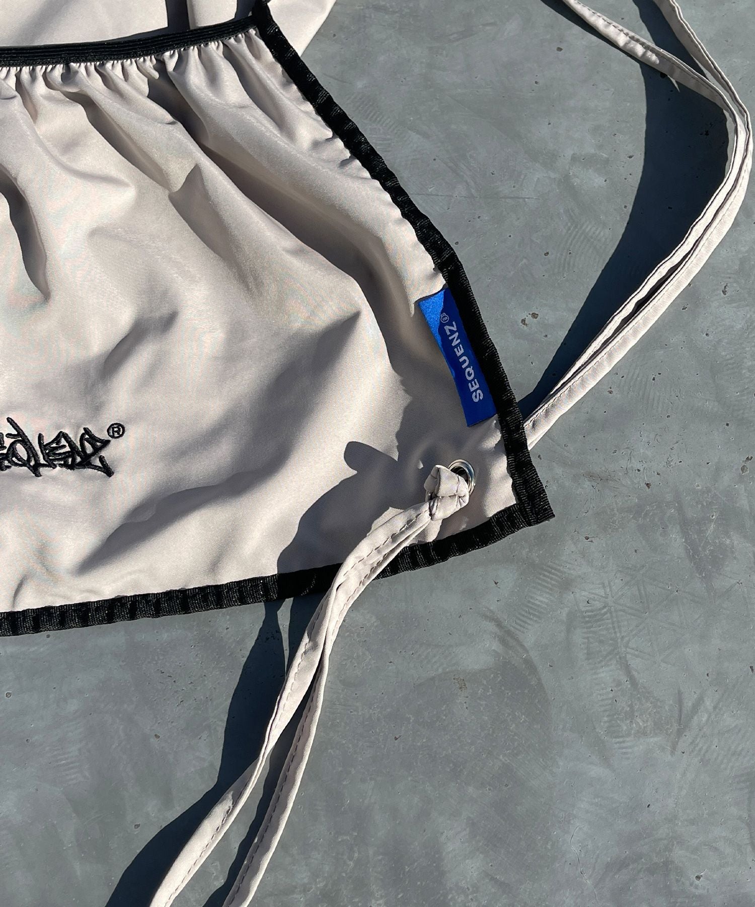 2 FACE STRING KNAPSACK / リバーシブル テック ナップサック ブランドロゴ サンドベージュ