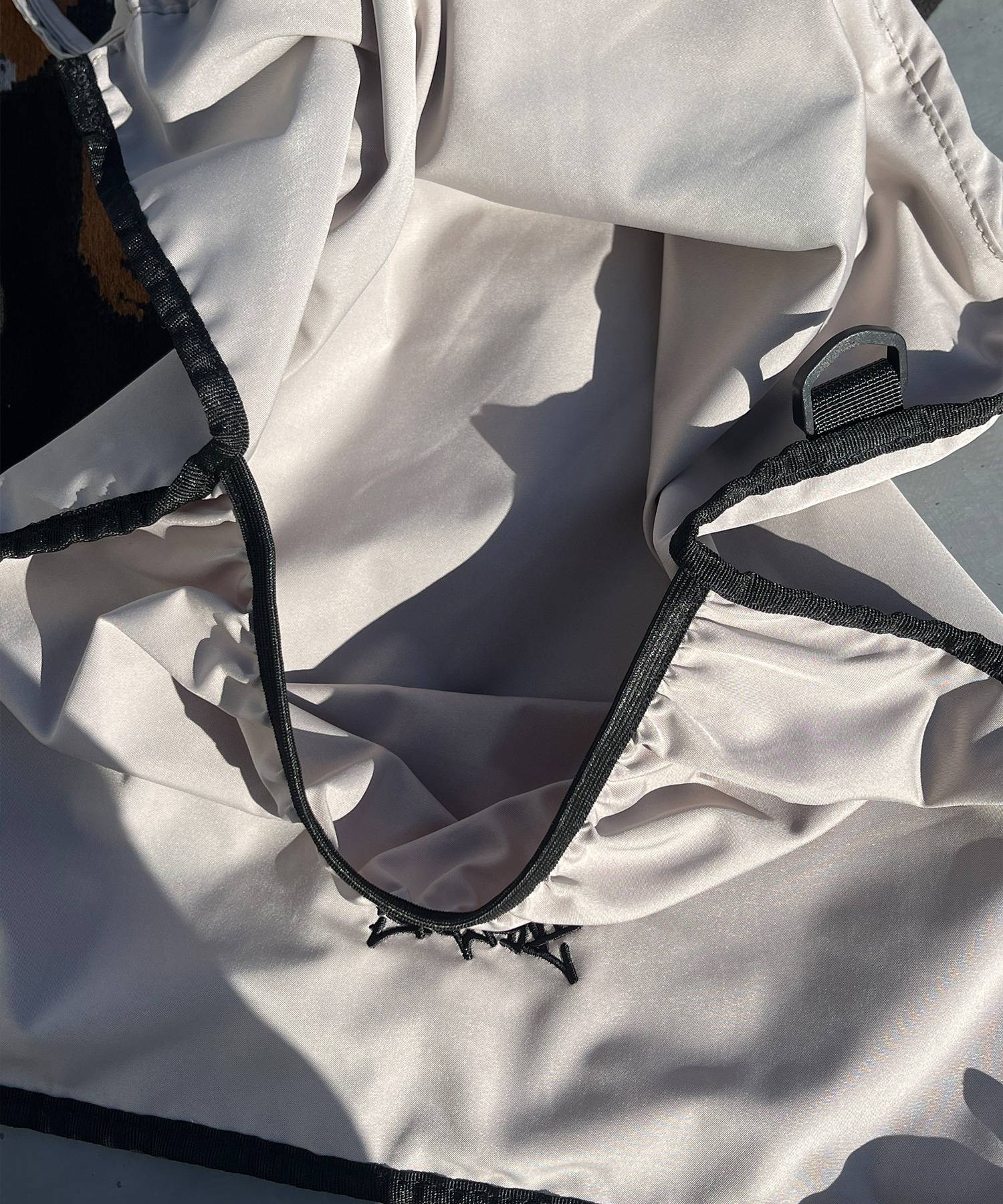 2 FACE STRING KNAPSACK / リバーシブル テック ナップサック ブランドロゴ サンドベージュ