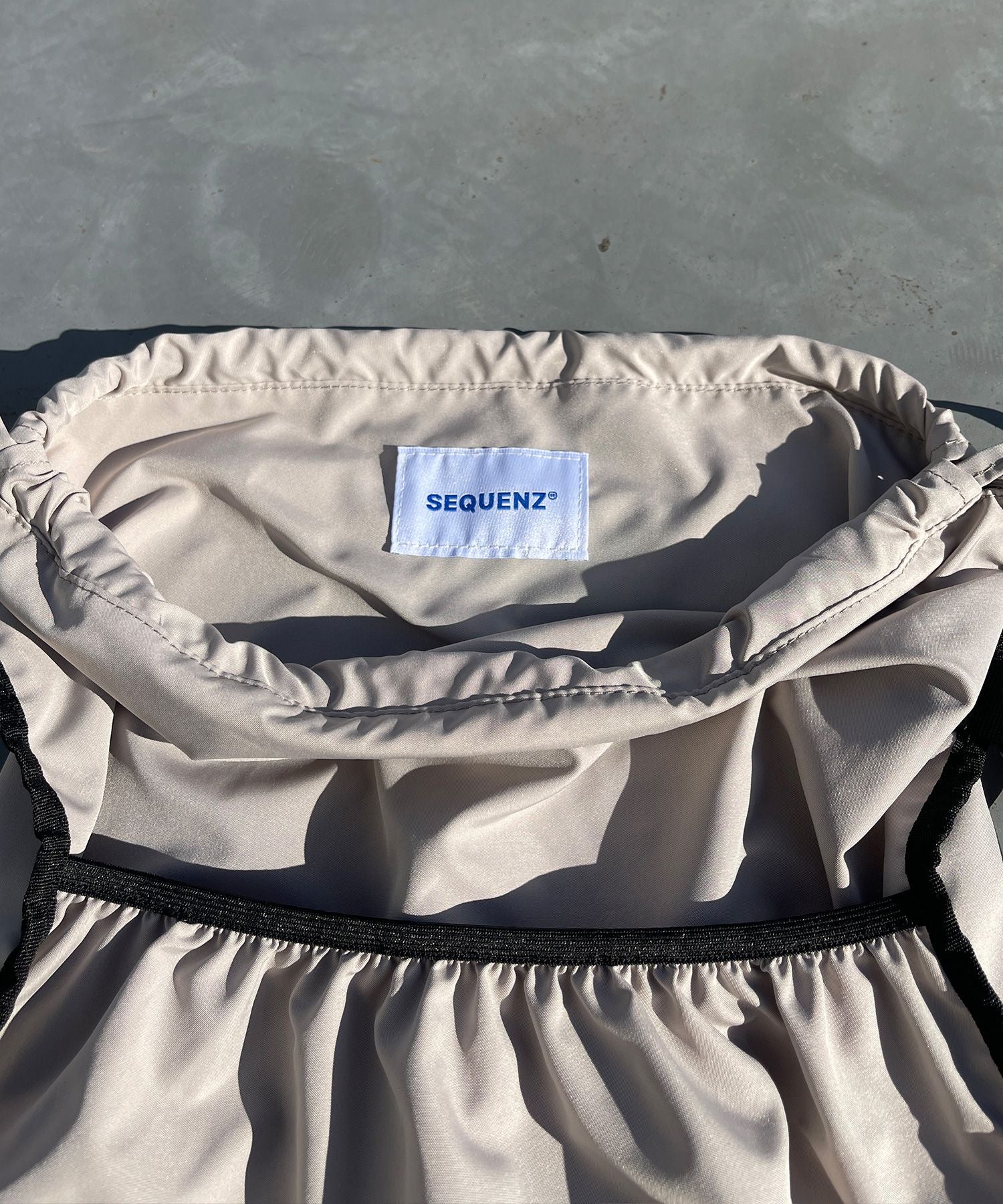 2 FACE STRING KNAPSACK / リバーシブル テック ナップサック ブランドロゴ サンドベージュ