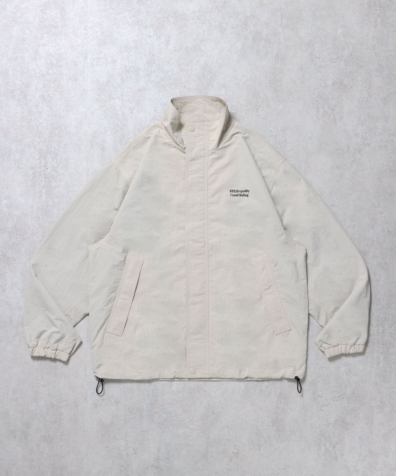 【FFEIN(フェイン)】スタンドカラーナイロンジップアップジャケット / オーバージャケット フルジップ セットアップ 刺繍 ワンポイント ノームコア アイボリー