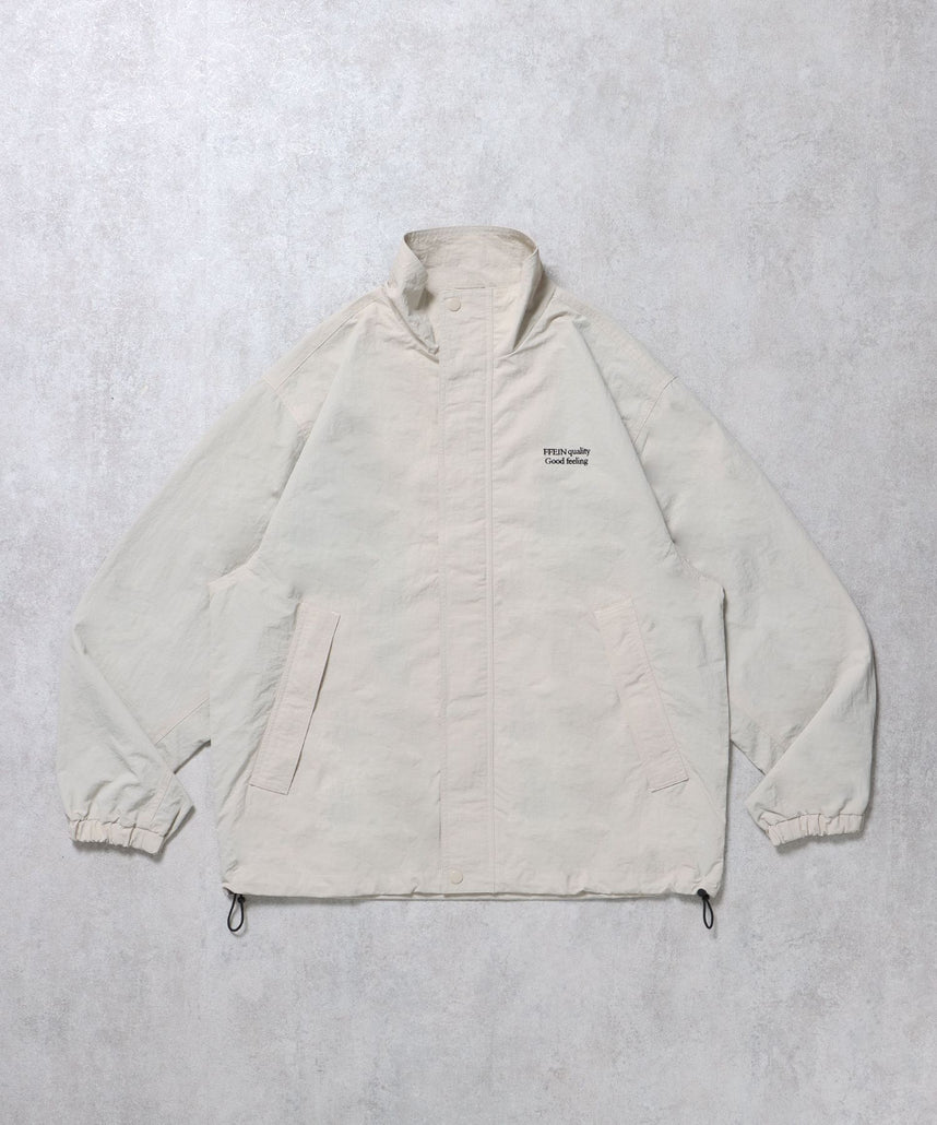 【FFEIN(フェイン)】スタンドカラーナイロンジップアップジャケット / オーバージャケット フルジップ セットアップ 刺繍 ワンポイント ノームコア アイボリー