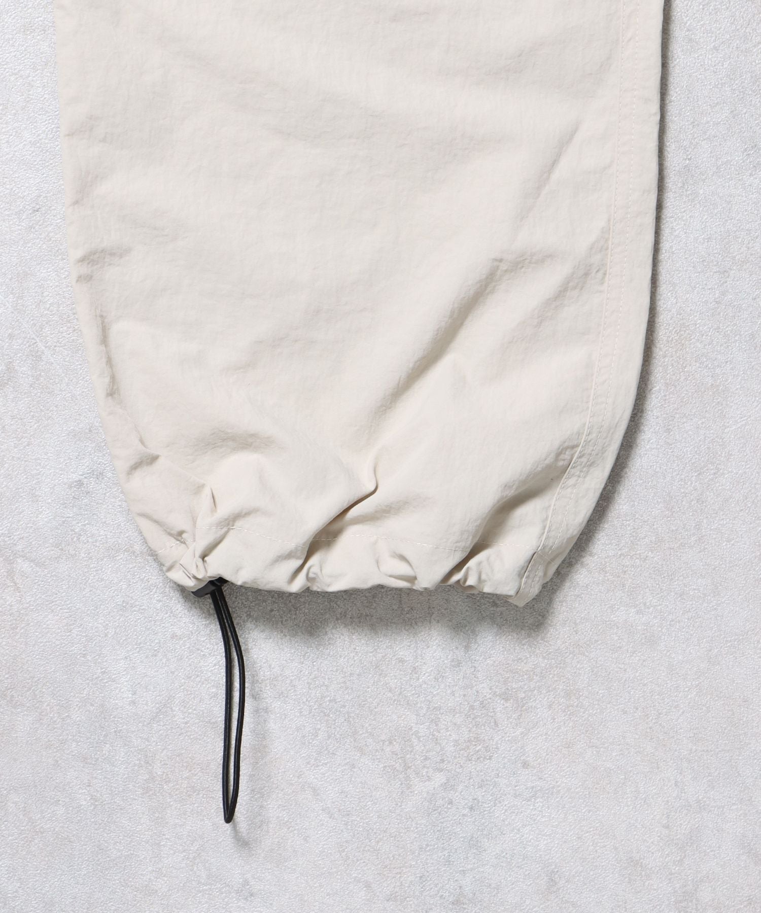 ナイロンテックワイドカーゴパンツ / ドローコード ブロークコア シティガール シティボーイ ワンポイント シンプル ノームコア アイボリー