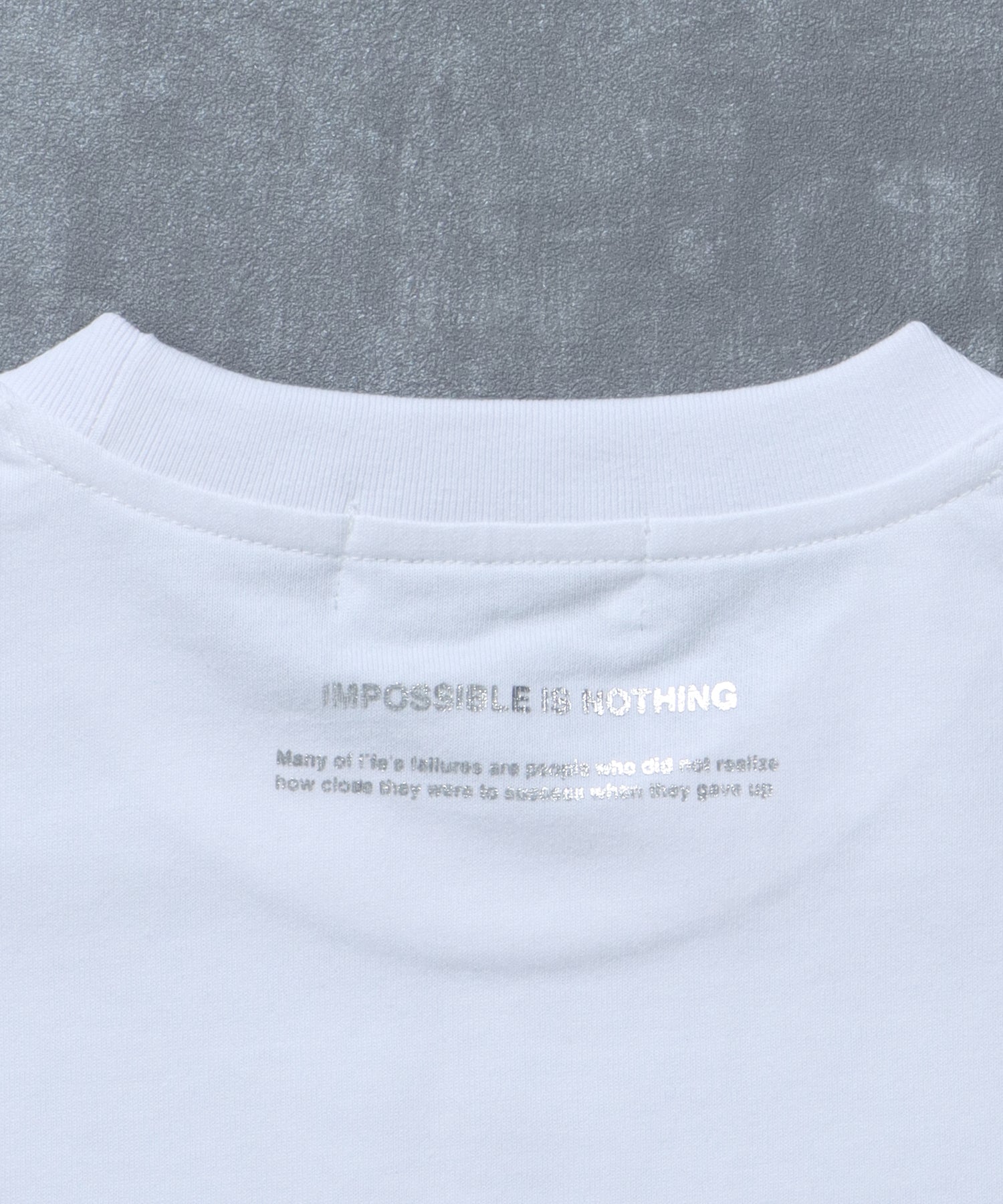 メッセージロゴショート丈Tシャツ / ぼかしロゴ Tシャツ 短丈 クルーネック 半袖 ホワイト×シルバー