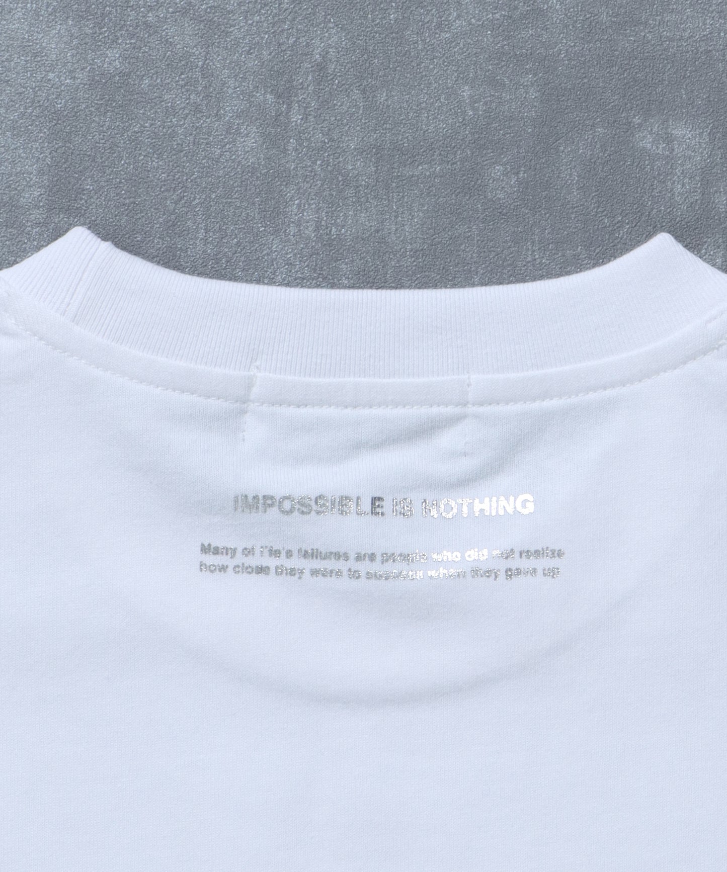 メッセージロゴショート丈Tシャツ / ぼかしロゴ Tシャツ 短丈 クルーネック 半袖 ホワイト×シルバー