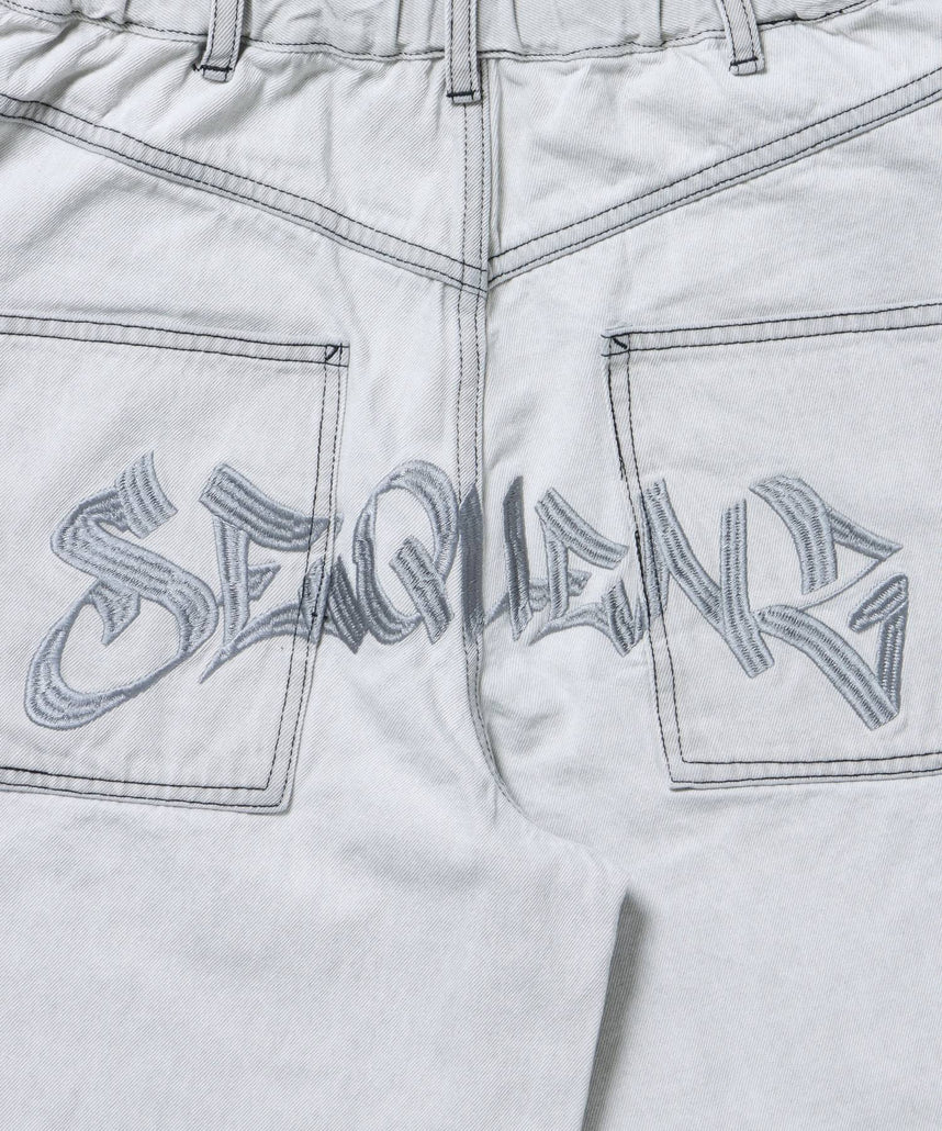 BACK EMB. SHORT DENIM / デニム パンツ 半ズボン ショーツ ワンポイント 刺繍 ライトグレー