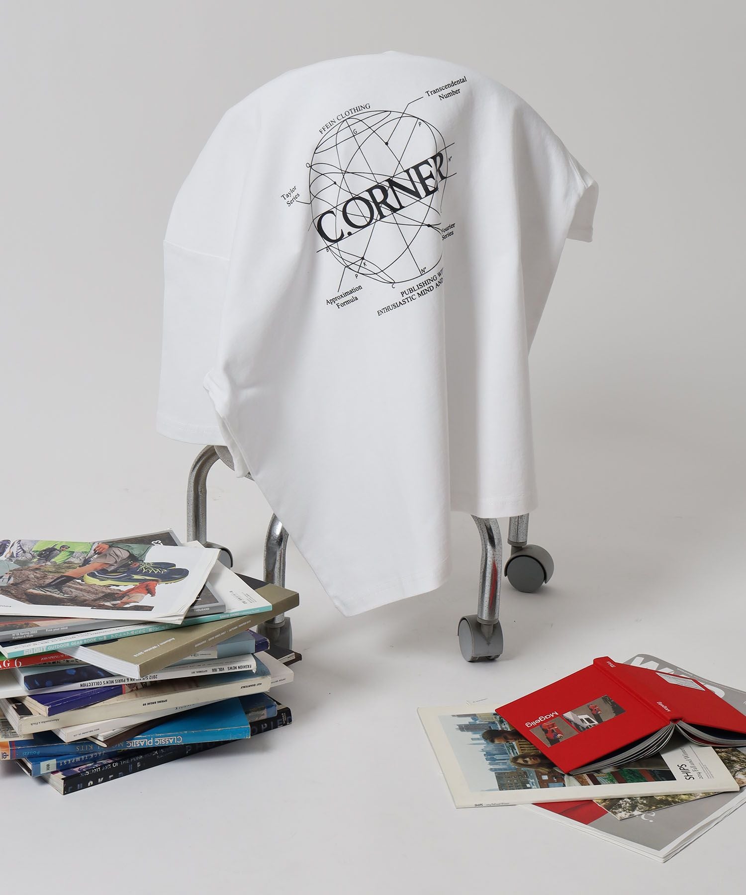 【FFEIN(フェイン)】サークルアート線画プリントTシャツ / 男女兼用 レギュラーサイズ ワンポイント シンプル アートT ホワイト