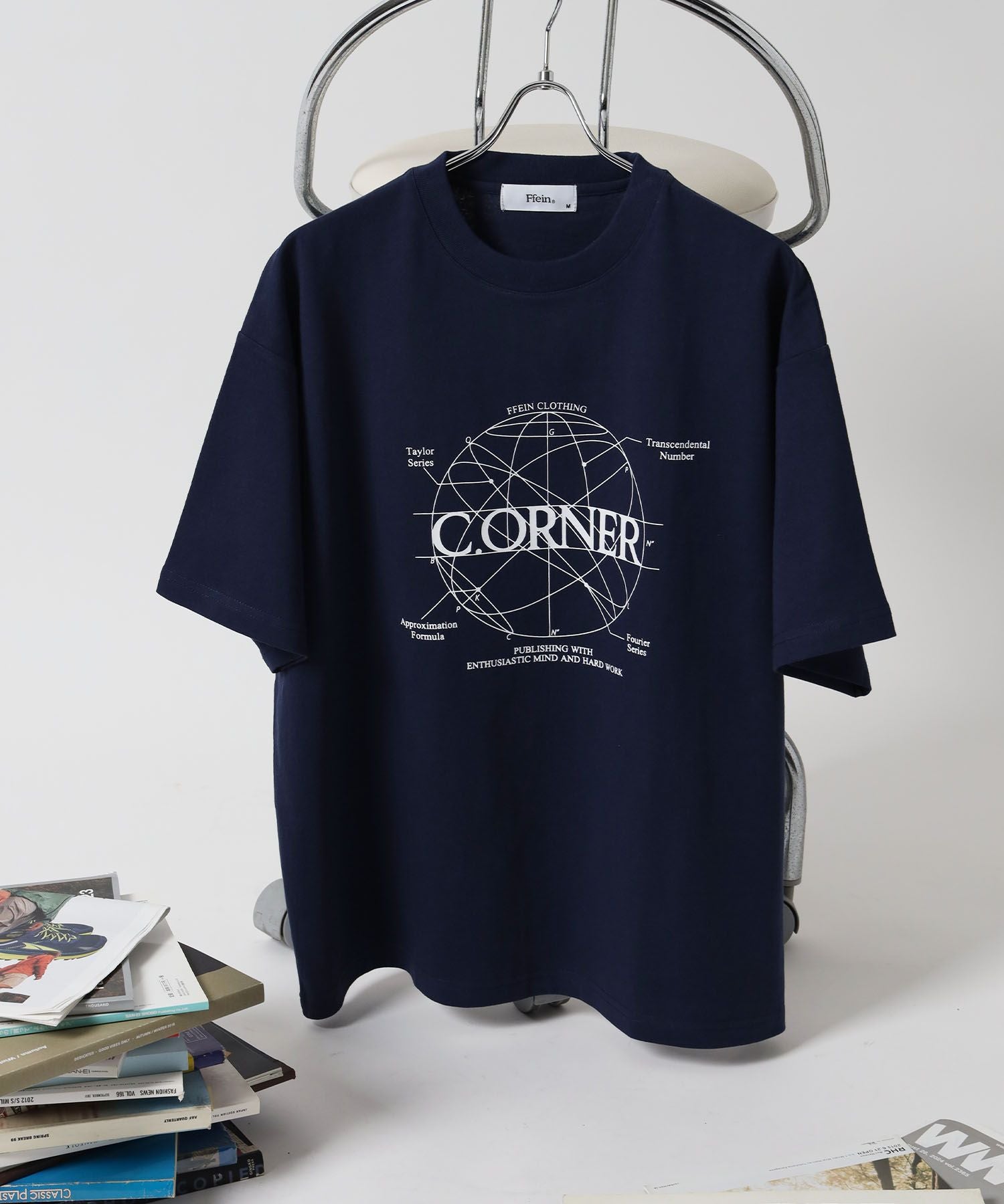 【FFEIN(フェイン)】サークルアート線画プリントTシャツ / 男女兼用 レギュラーサイズ ワンポイント シンプル アートT ネイビー