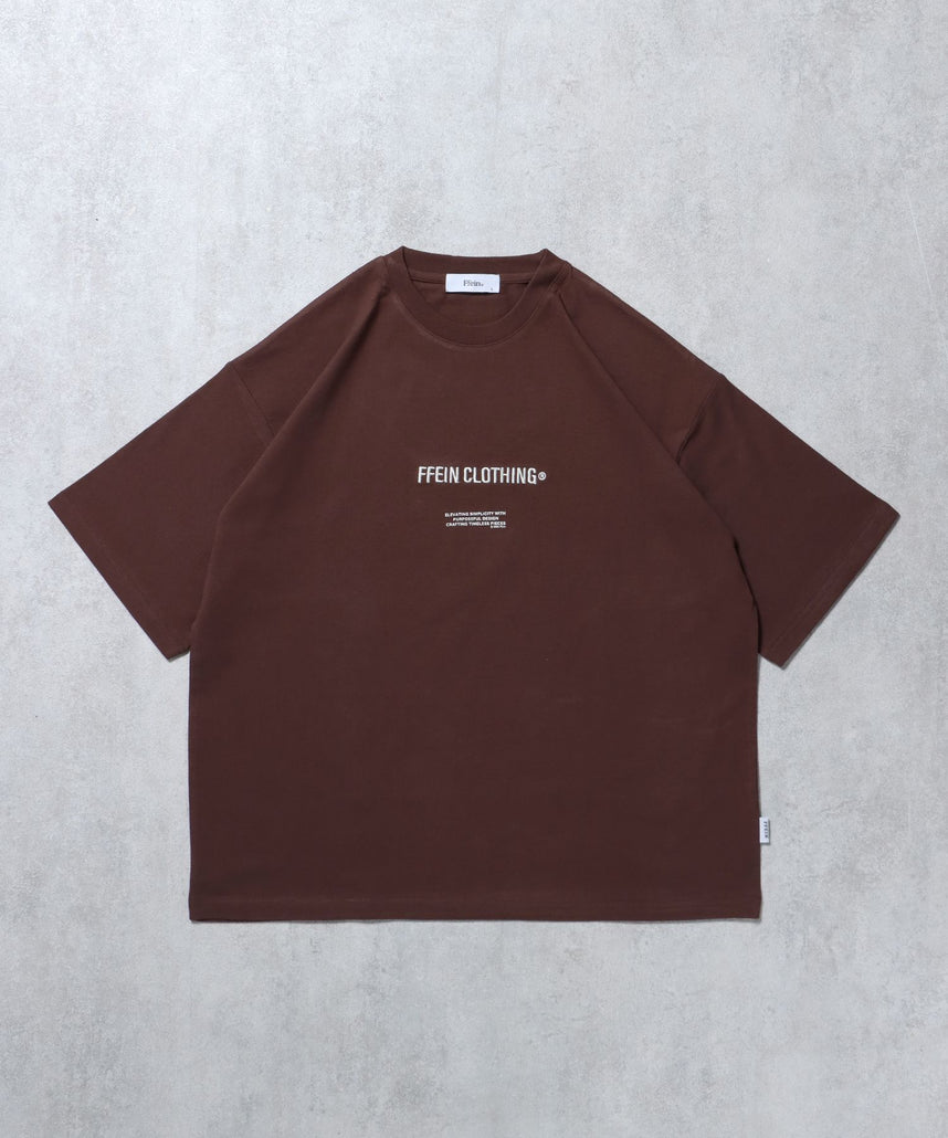 【FFEIN(フェイン)】ワンポイントセンター刺繍ロゴTシャツ / Tシャツ クルーネック 半袖 刺繍 ブラウン