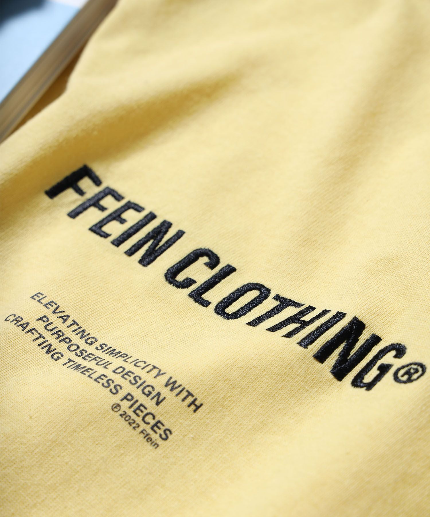 ワンポイントセンター刺繍ロゴTシャツ / Tシャツ クルーネック 半袖 刺繍 イエロー