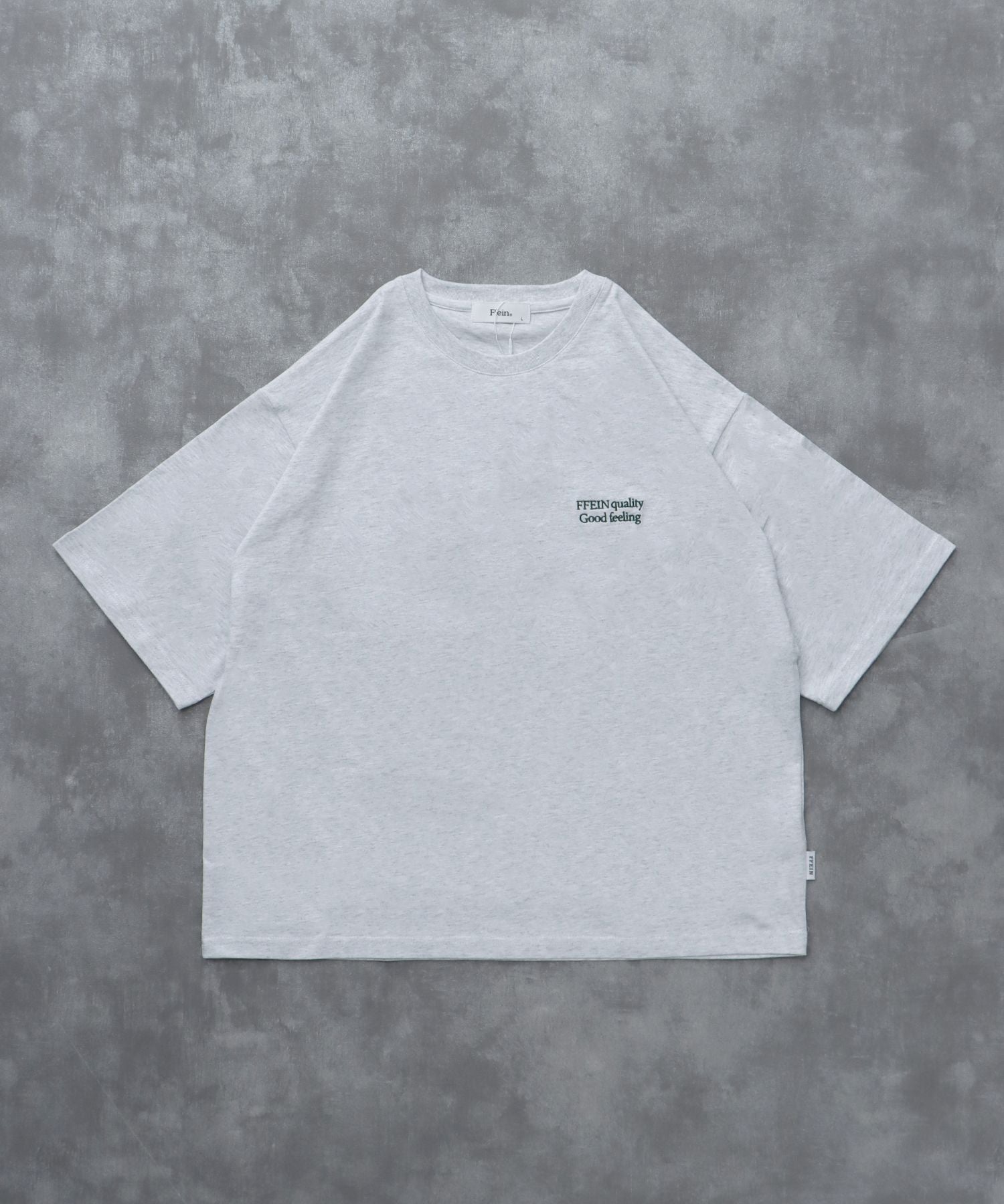 【FFEIN(フェイン)】ワンポイント刺繍ショート丈Tシャツ / Tシャツ 短丈 クルーネック 半袖 刺繍 ワンポイント アッシュグレー