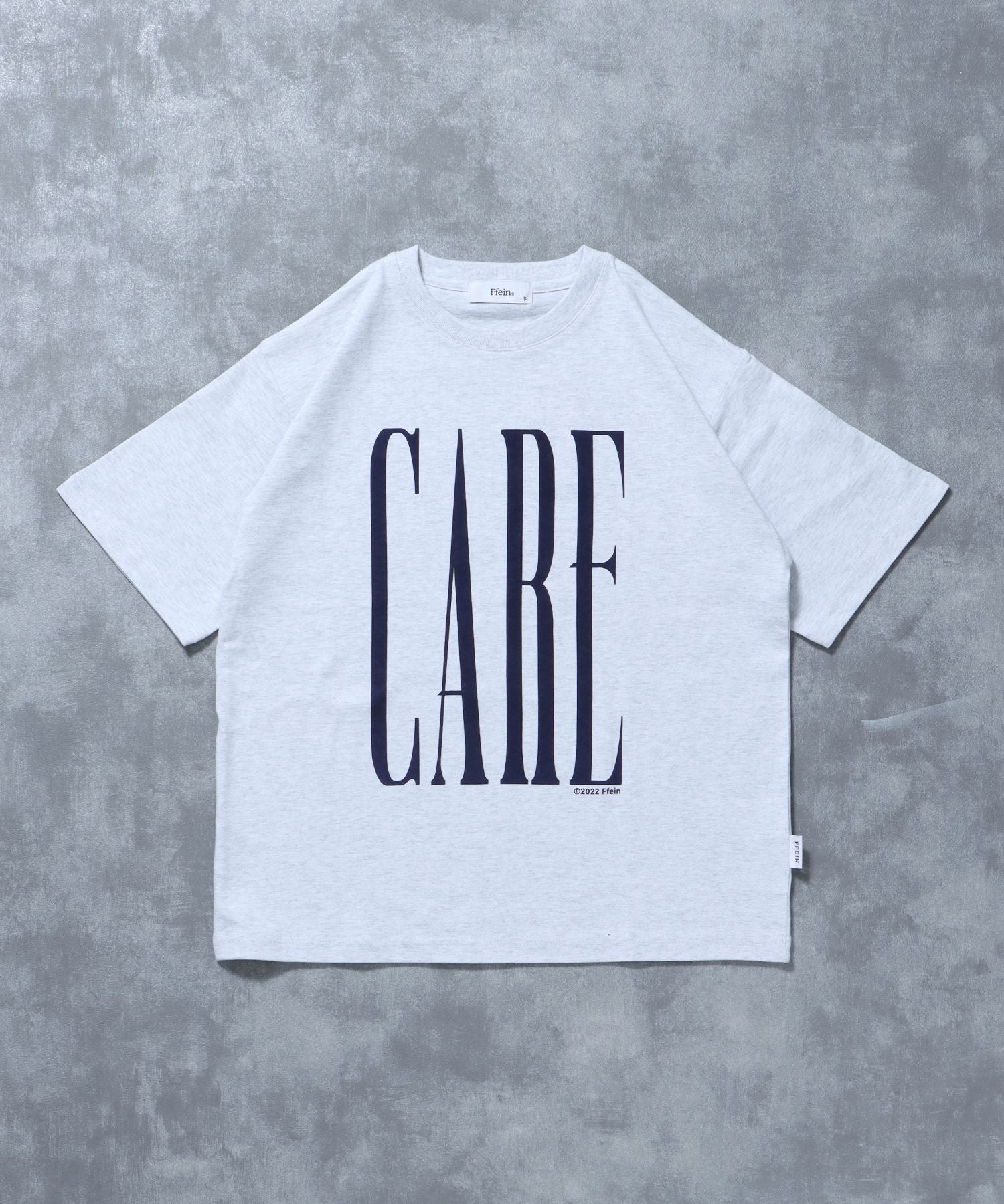 【FFEIN(フェイン)】英字デザインショート丈Tシャツ / Tシャツ 短丈 クルーネック 半袖 ショート丈 アッシュグレー
