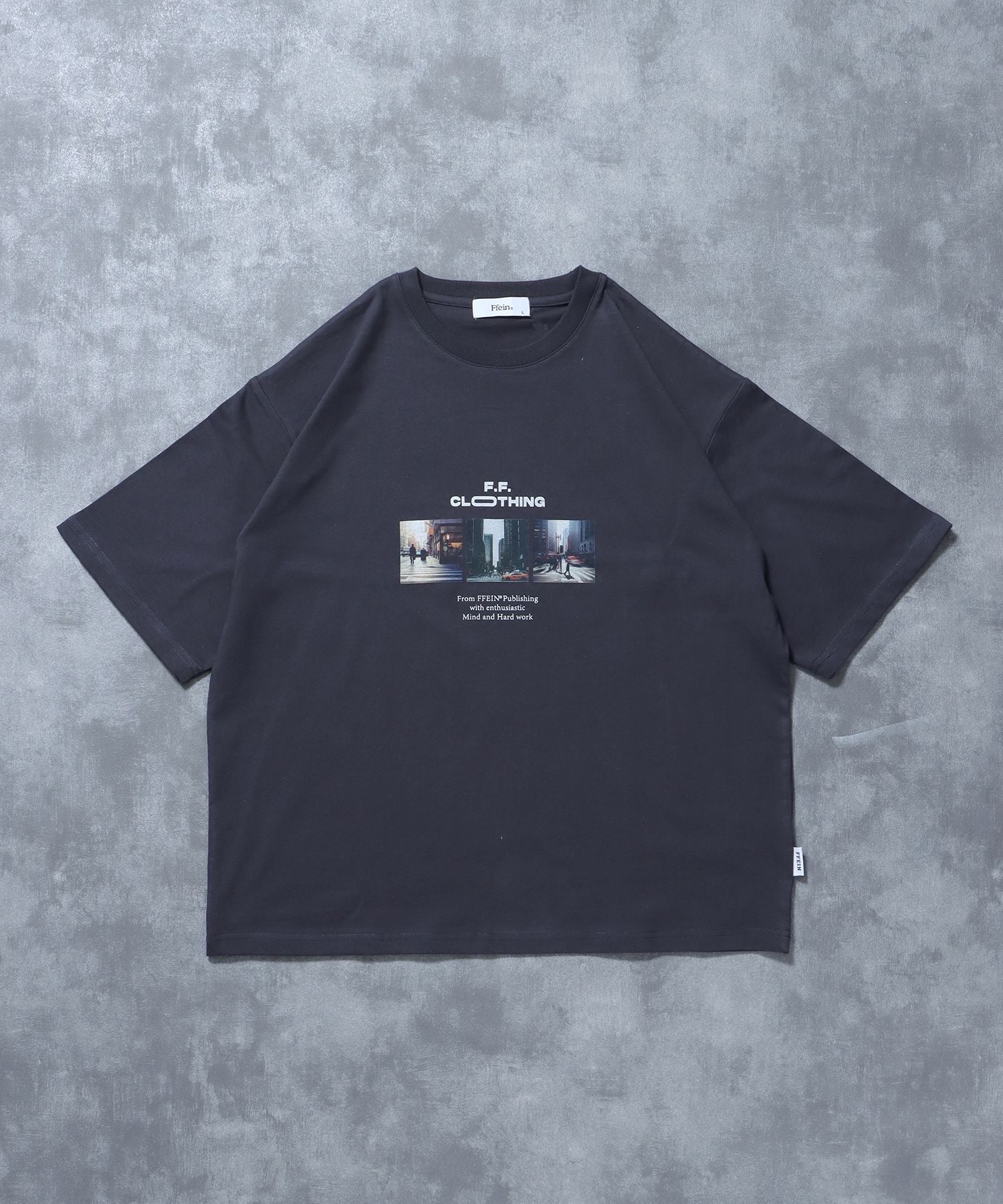 【FFEIN(フェイン)】フォトプリントショート丈Tシャツ / Tシャツ 短丈 クルーネック 半袖 ショート丈 チャコール