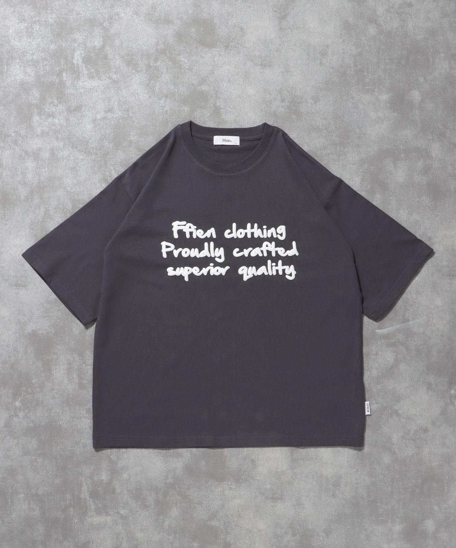 【FFEIN(フェイン)】手書きロゴショート丈Tシャツ / Tシャツ 短丈 クルーネック 半袖 ショート丈 チャコール